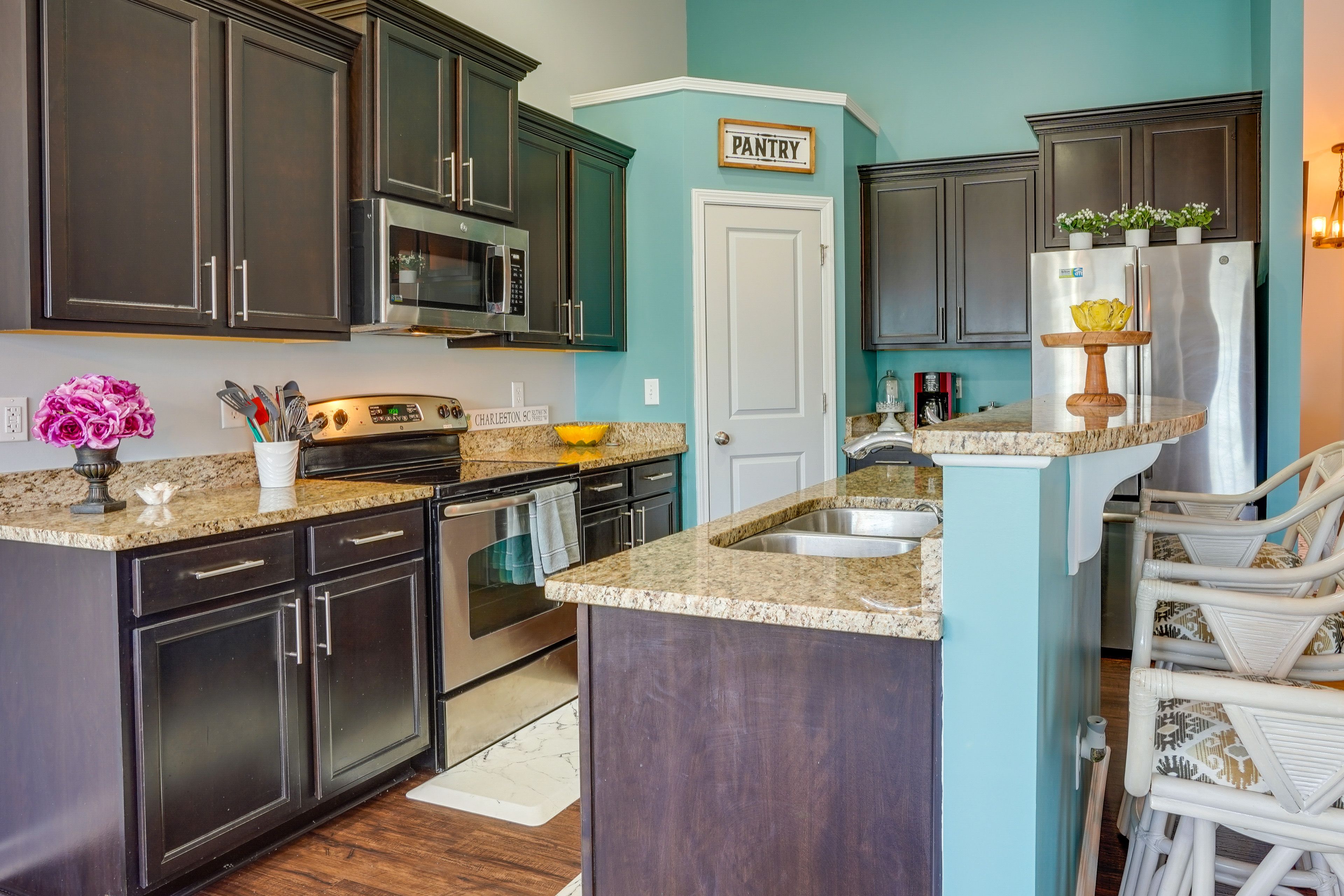 Kitchen | Keyless Entry | Convenient Location | 2 Mi to Angel Oak Tree