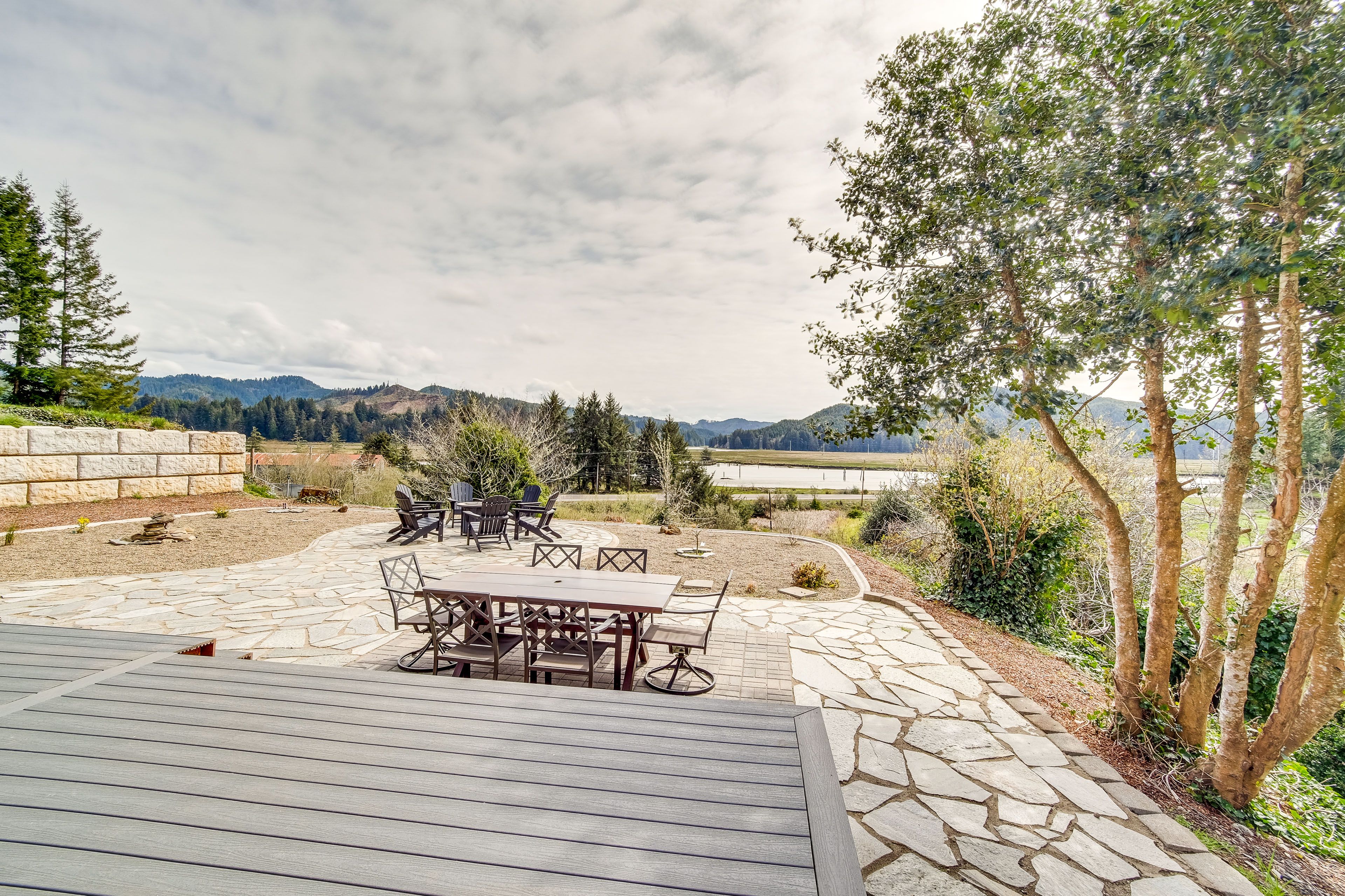 Seating & Dining | River Views