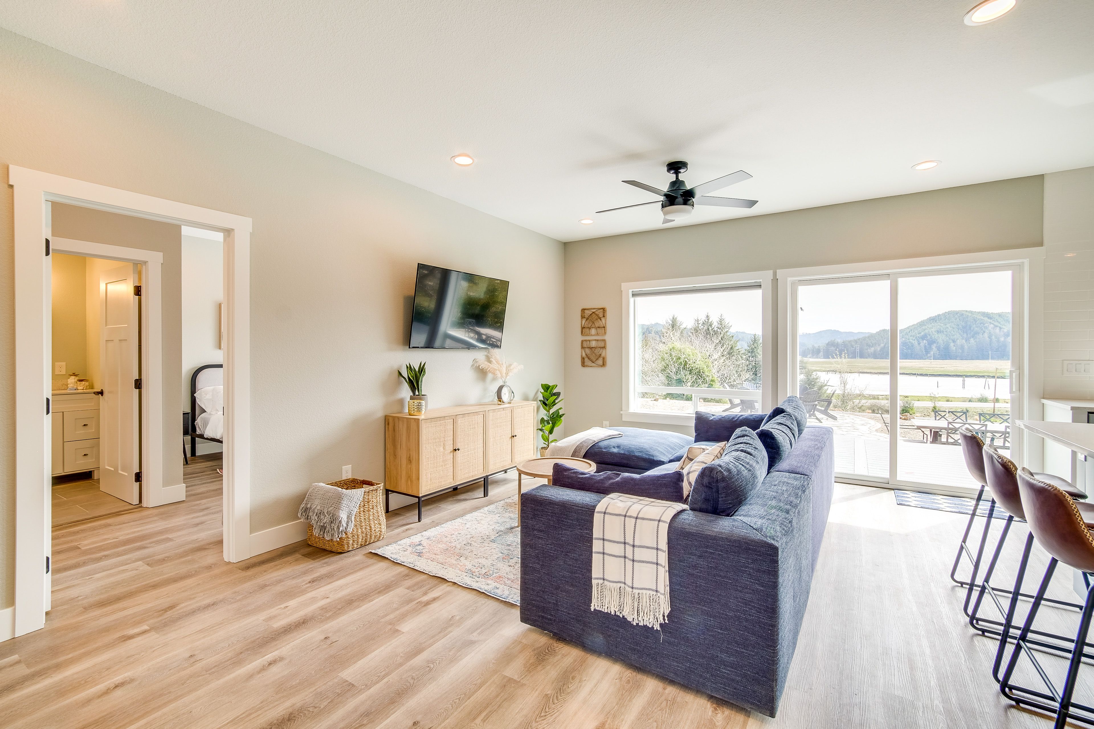 Living Room | Free WiFi | Smart TV | Central A/C