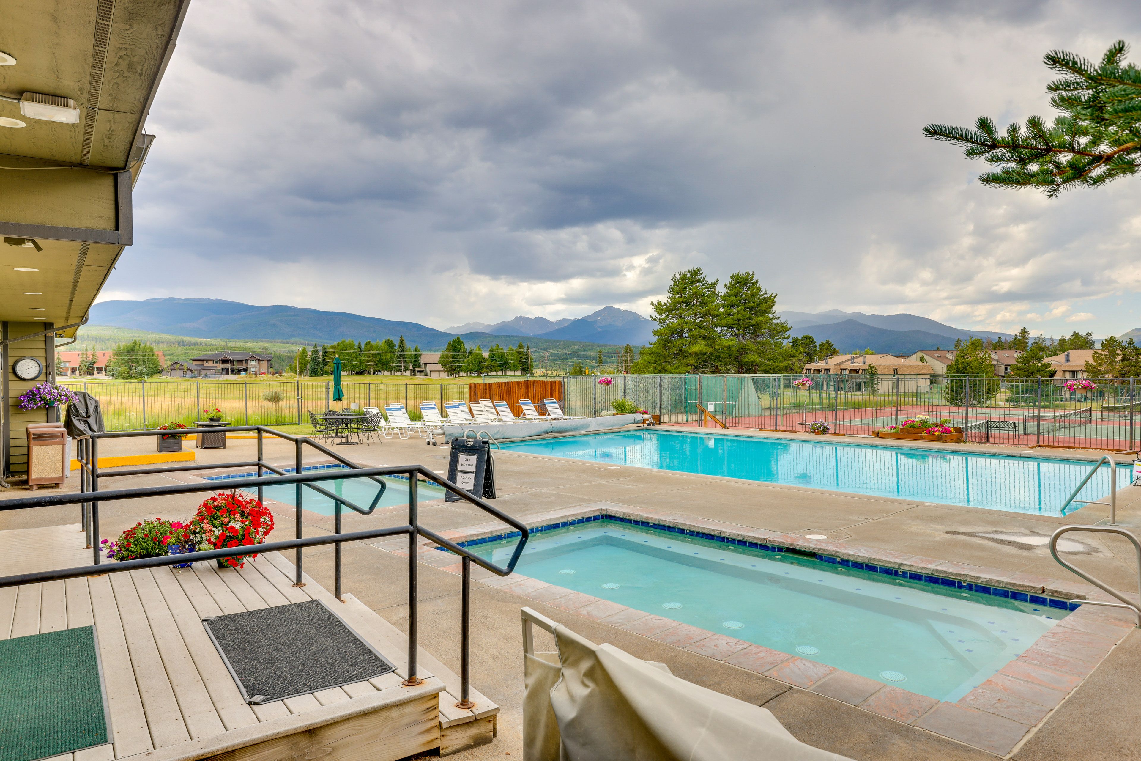 Community Amenities | Outdoor Pool & Hot Tubs