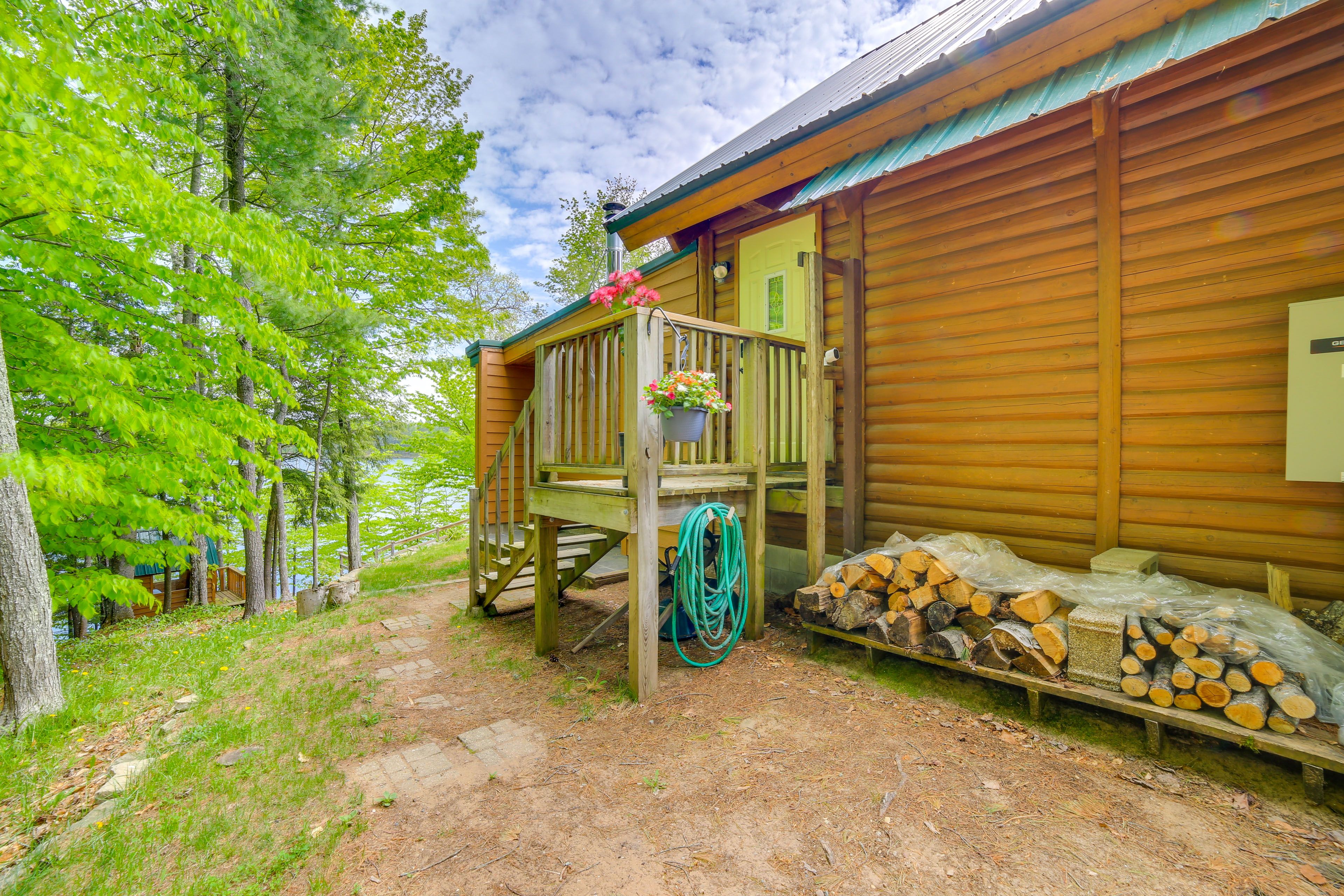 Exterior | Upper Unit