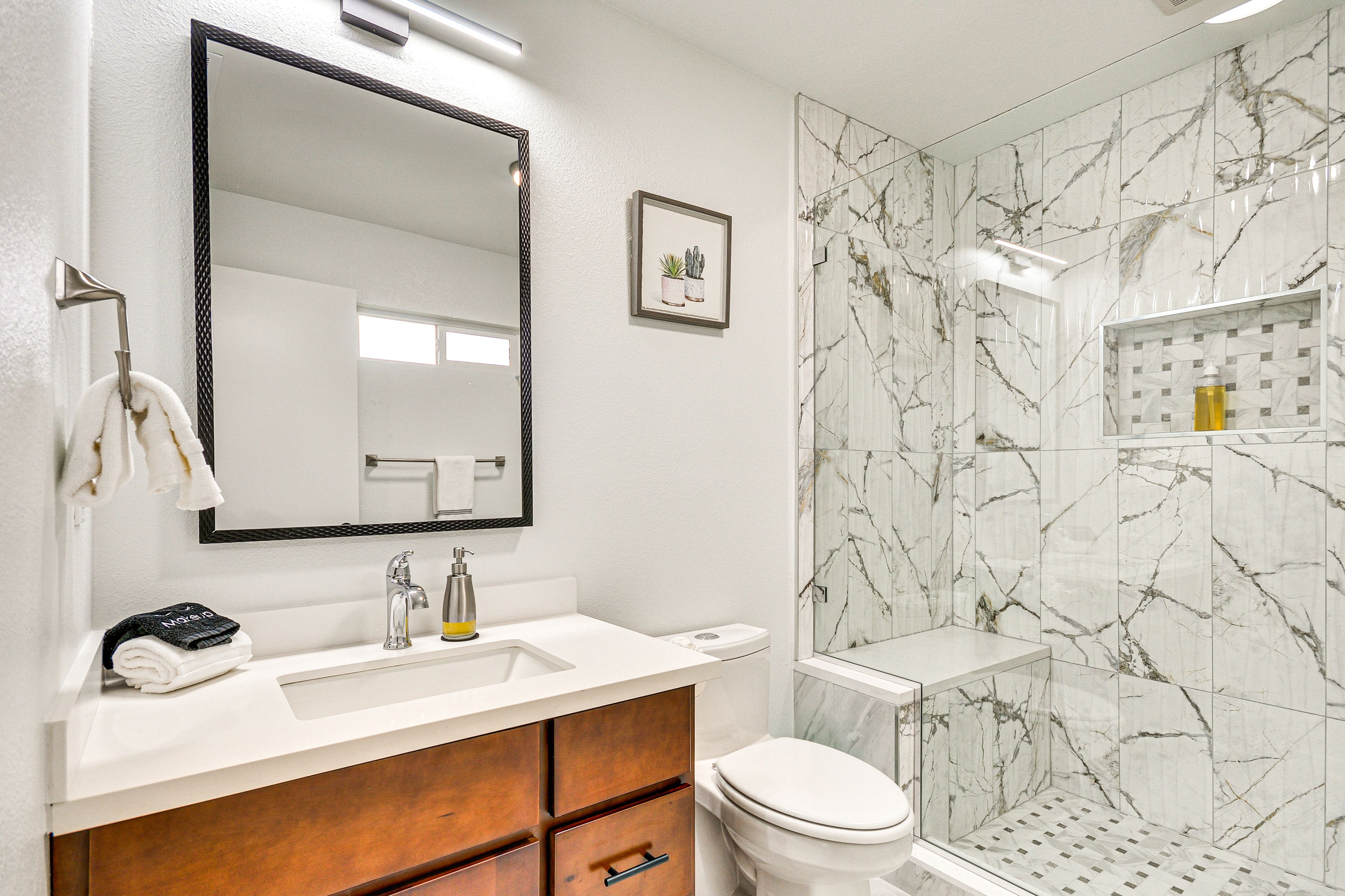 Full Bathroom | Towels Provided