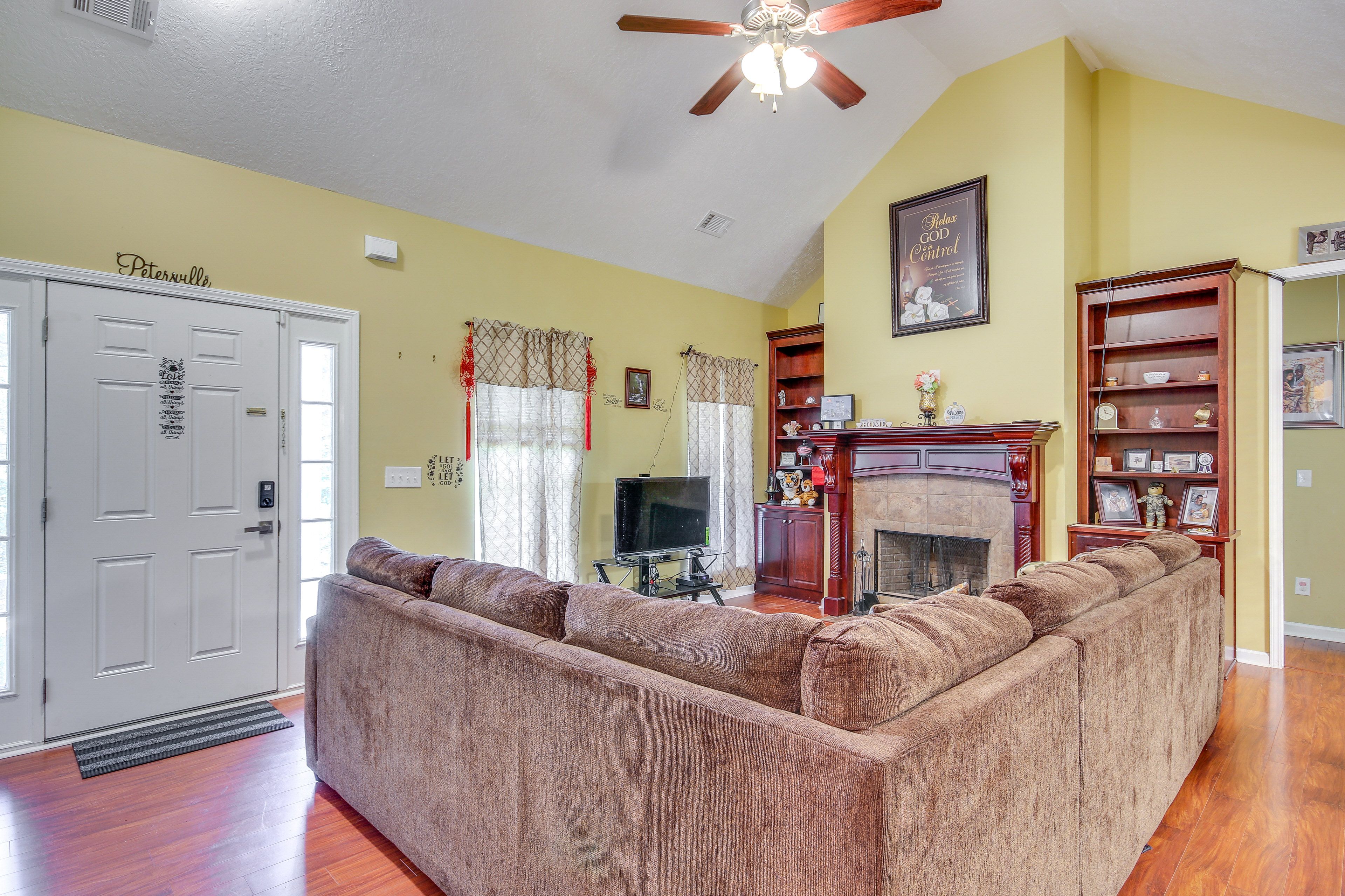 Living Room | Smart TV | Free WiFi | Central Heating & A/C