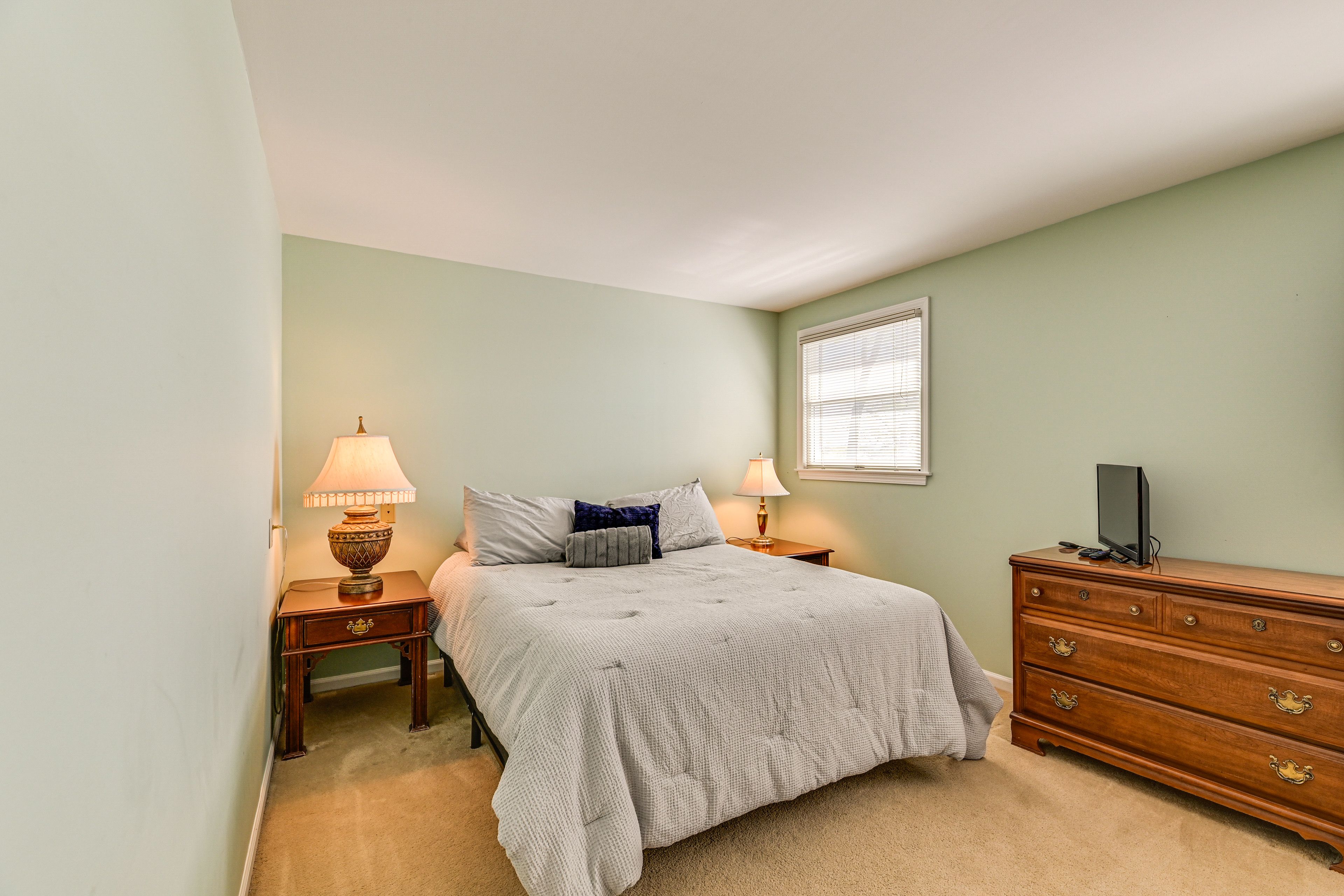 Bedroom 6 | Queen Bed