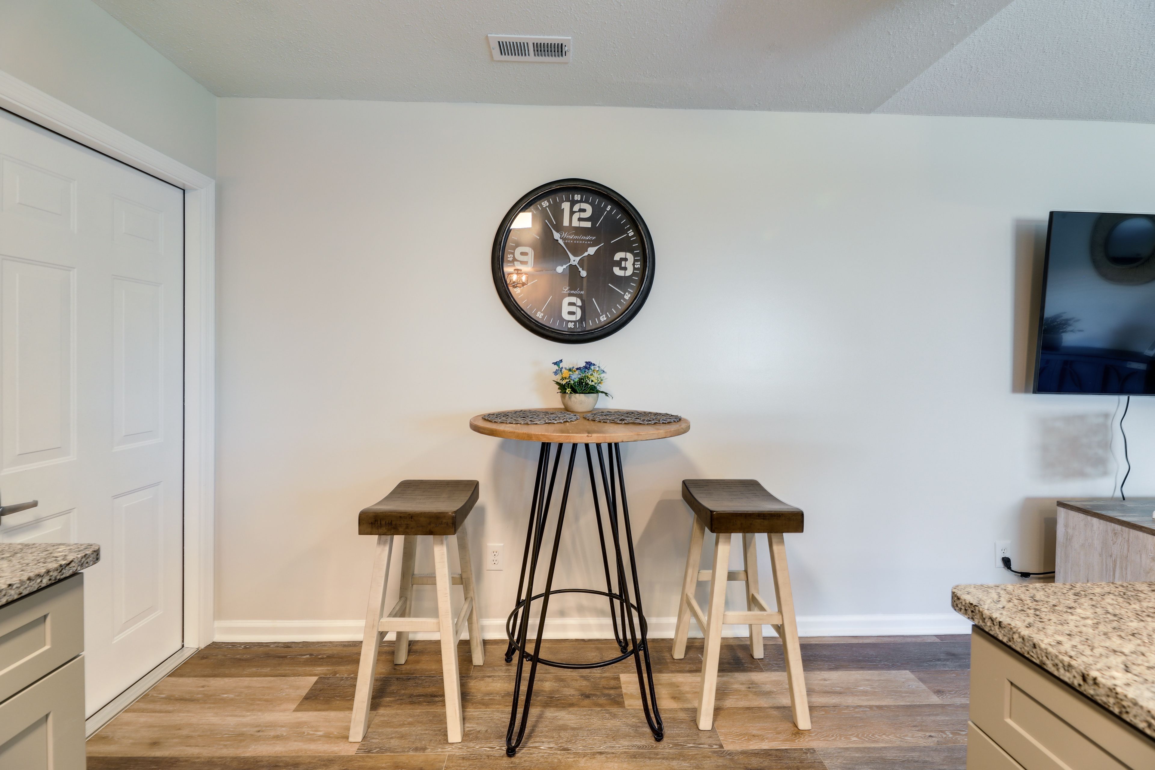 Dining Area | Dishware & Flatware Provided