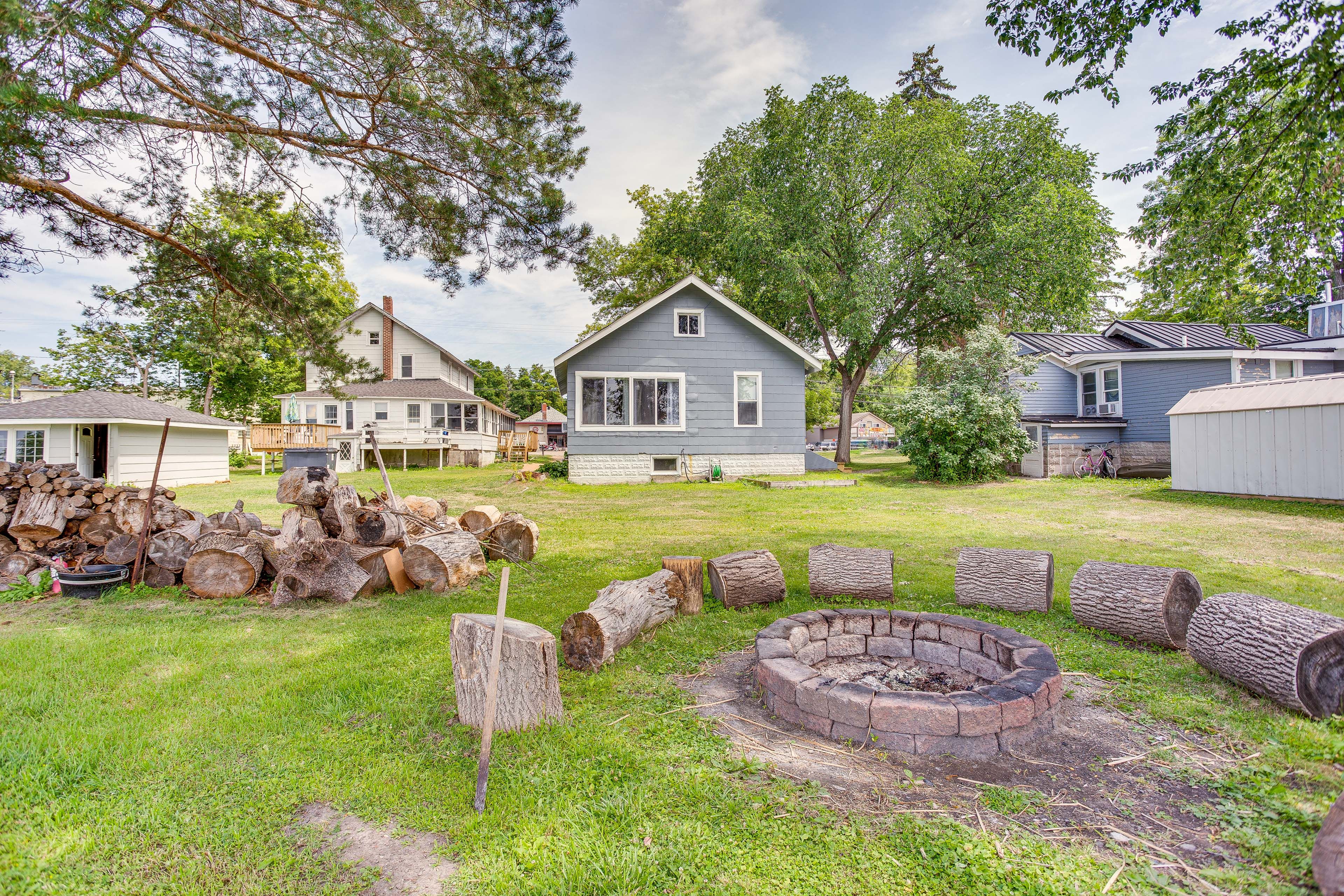 Shared Backyard | Fire Pit | Hammock