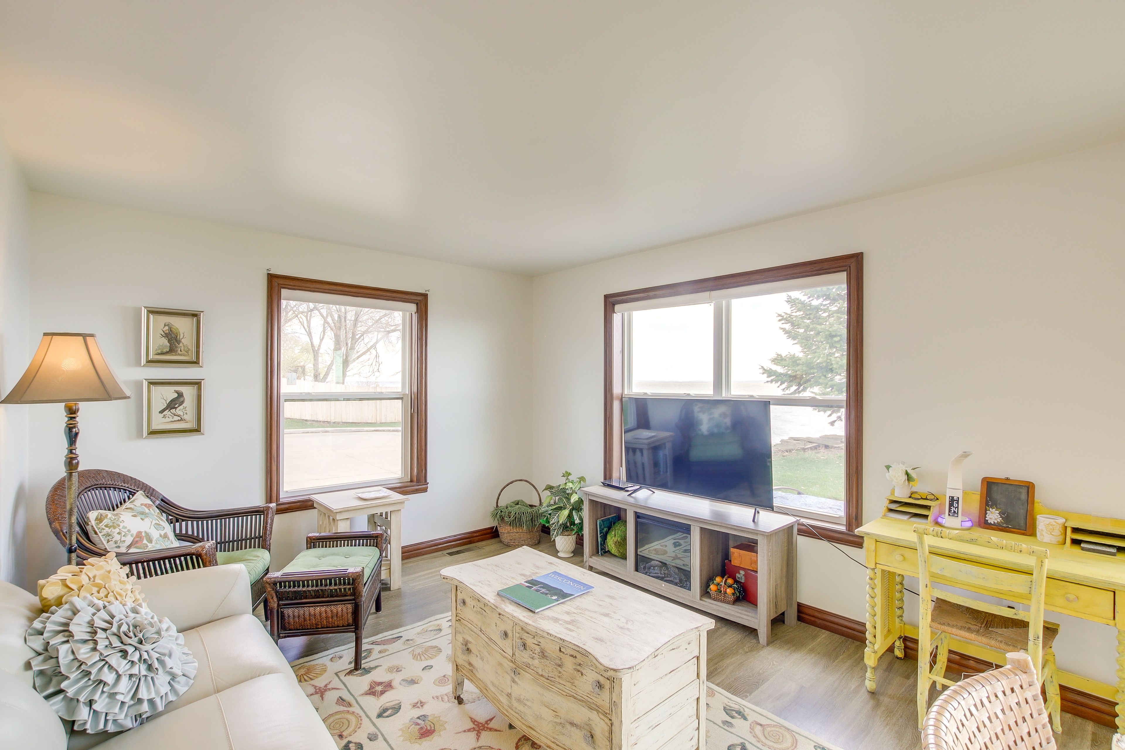 Living Room | Smart TV | Free WiFi