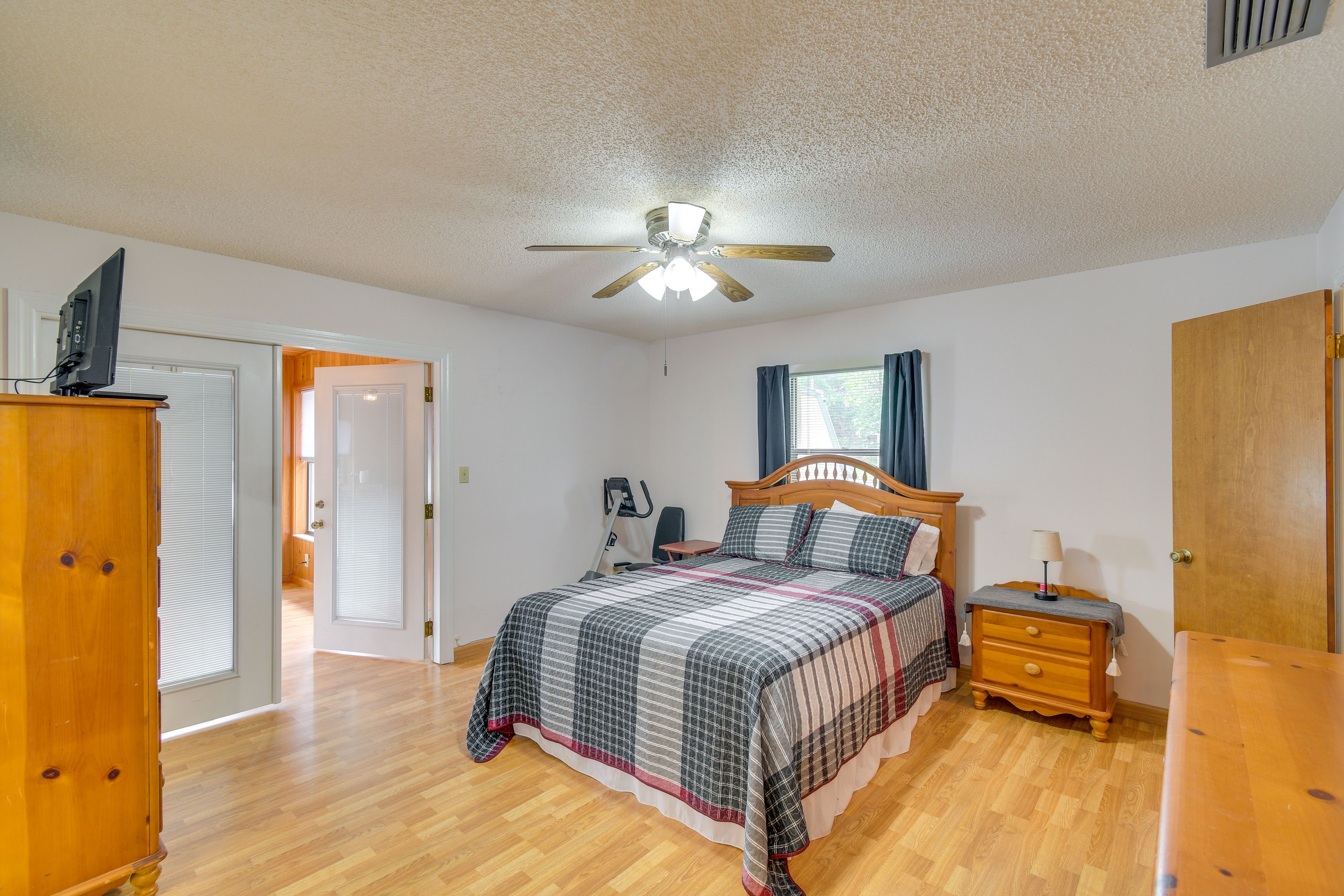 Bedroom 1 | Queen Bed | Smart TV