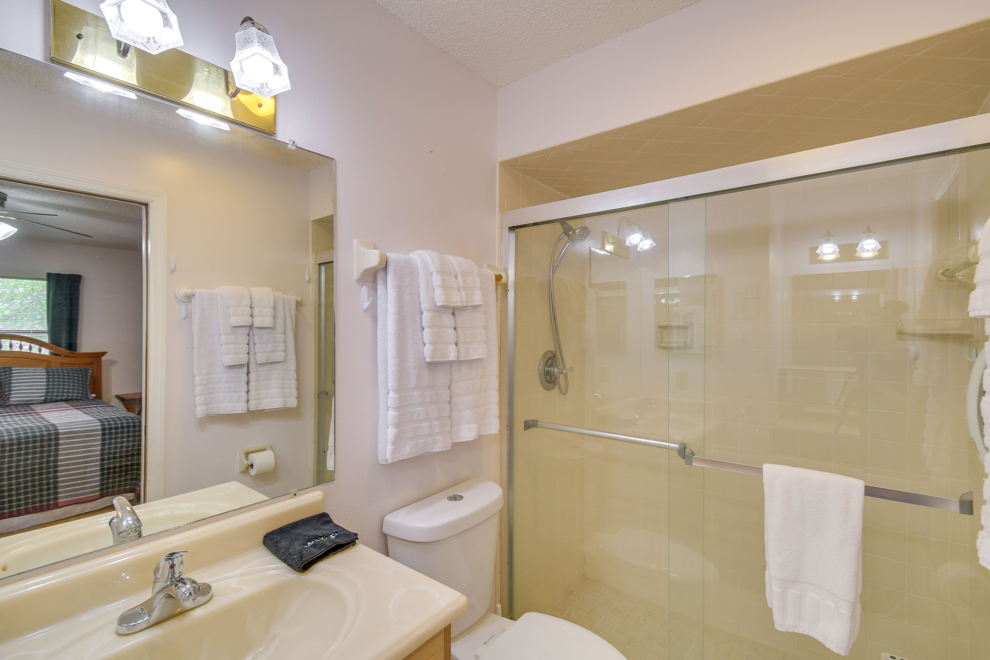 Full Bathroom | Complimentary Toiletries