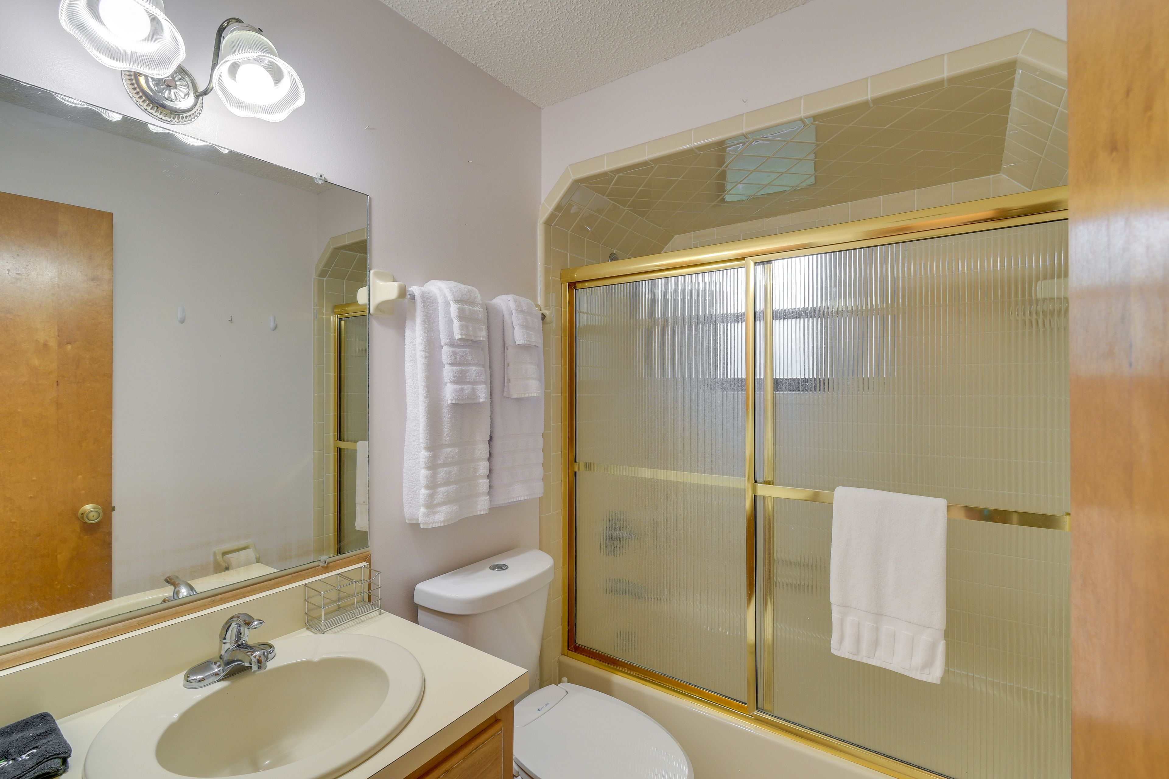 Full Bathroom | Complimentary Toiletries