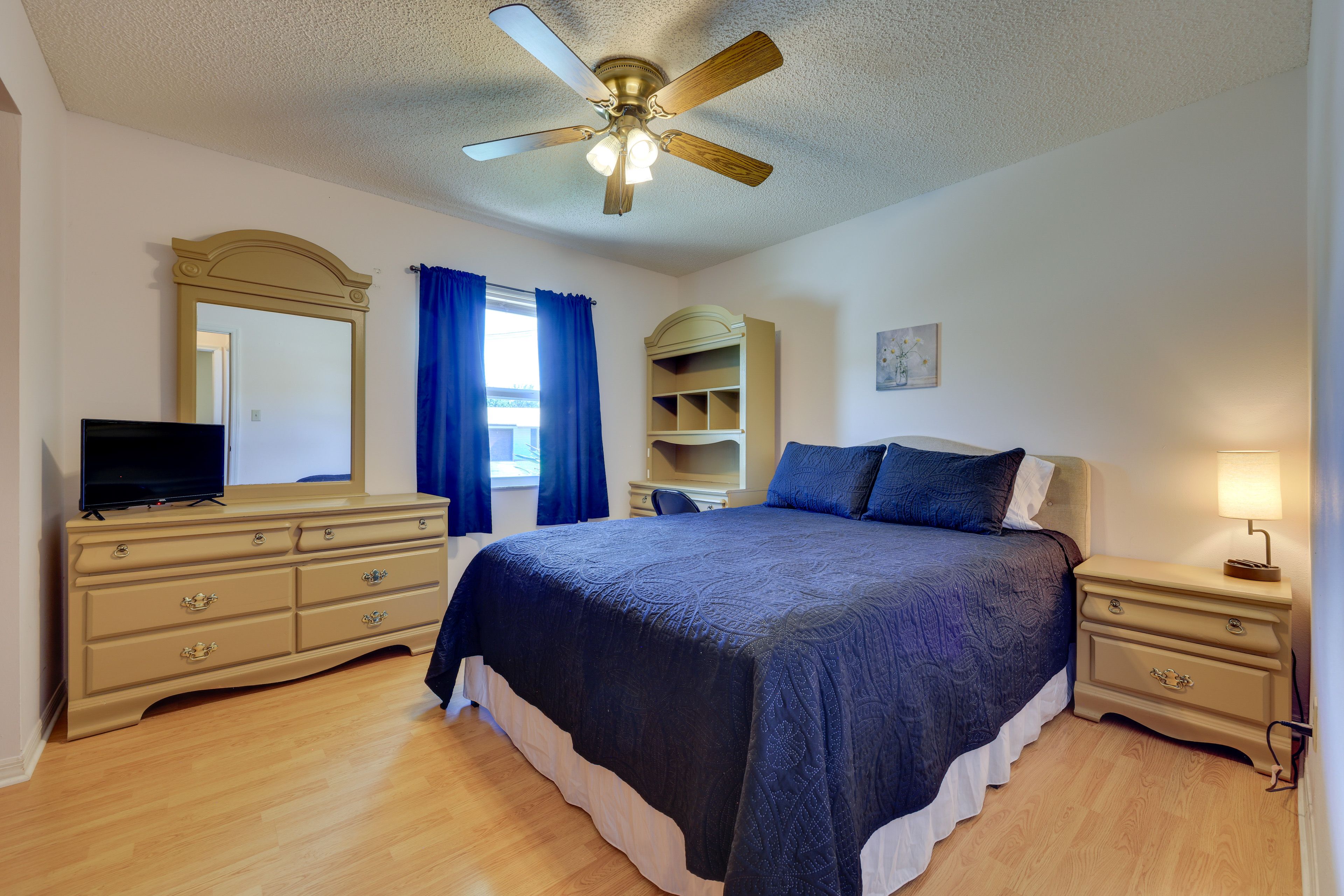 Bedroom 2 | Queen Bed