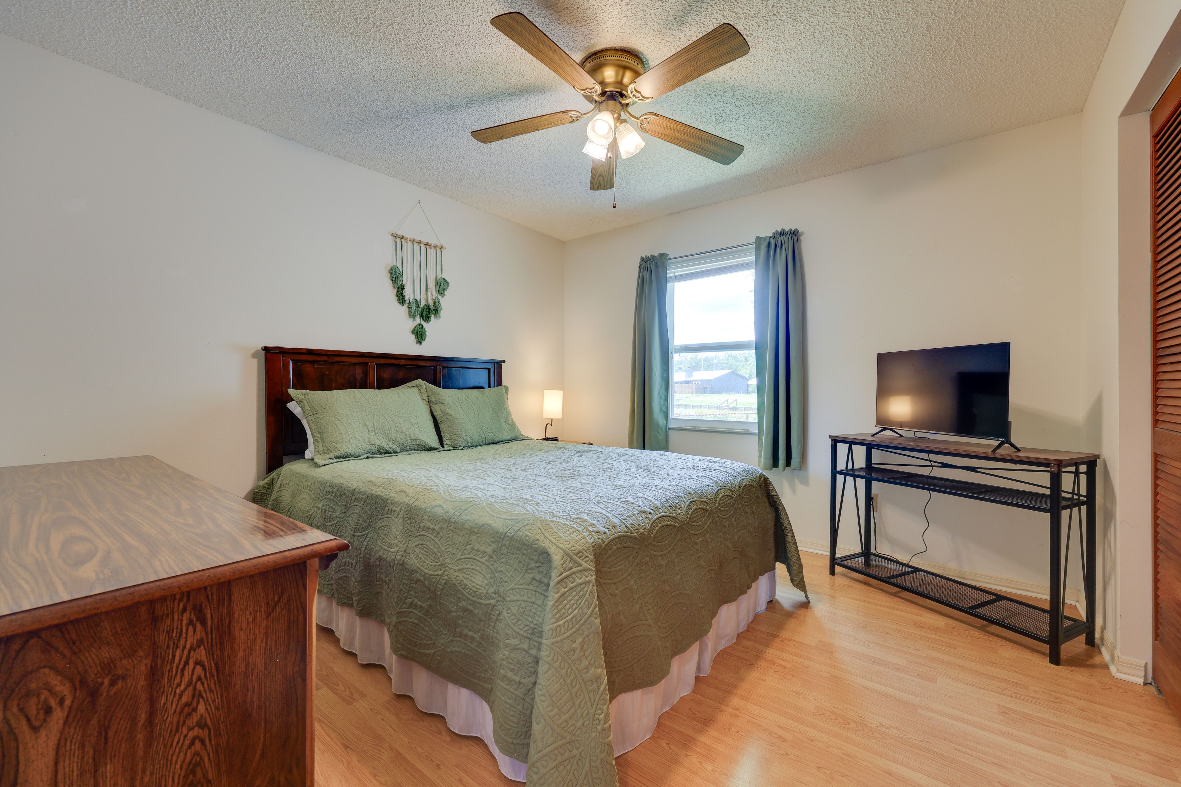 Bedroom 3 | Queen Bed