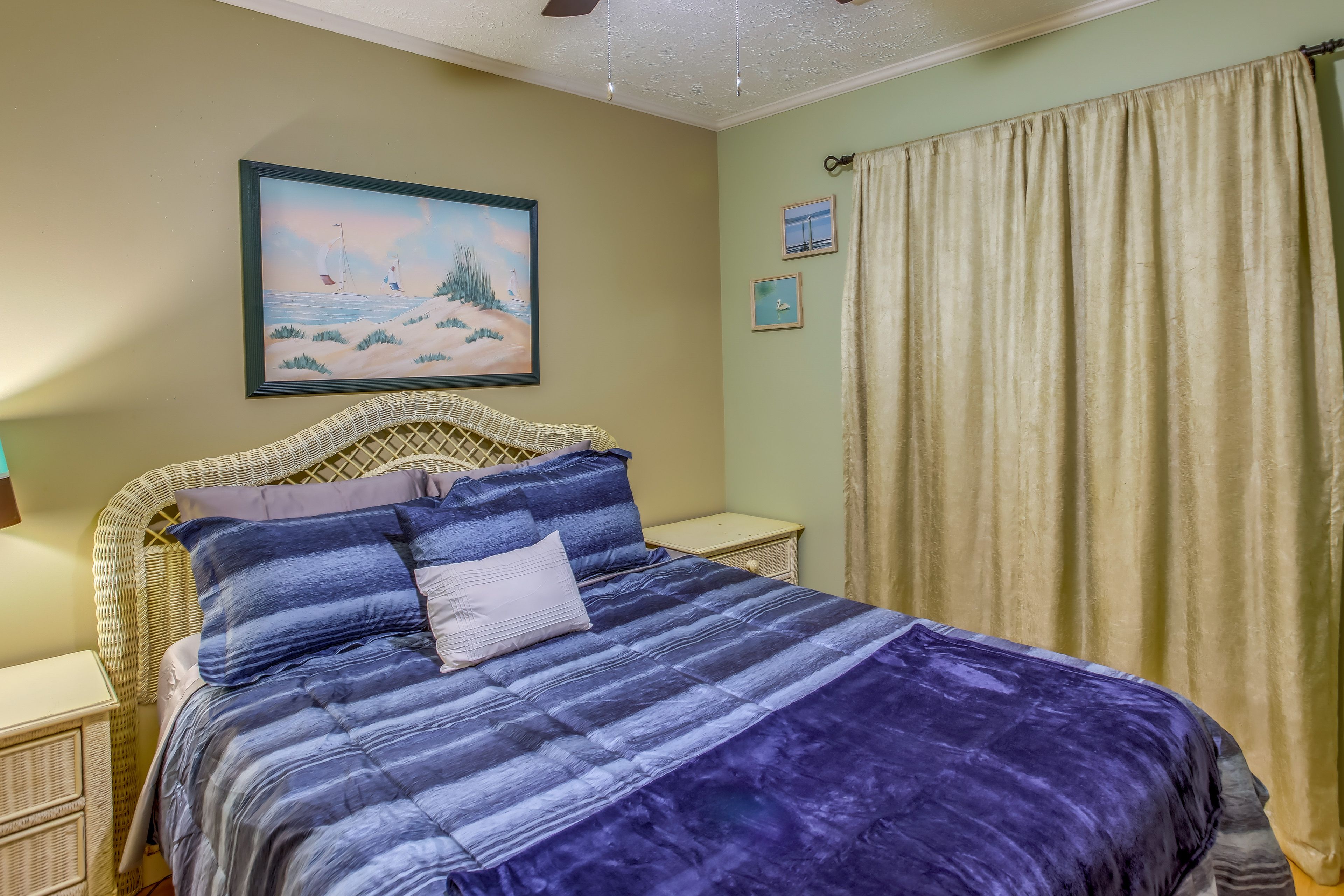 Bedroom | Queen Bed