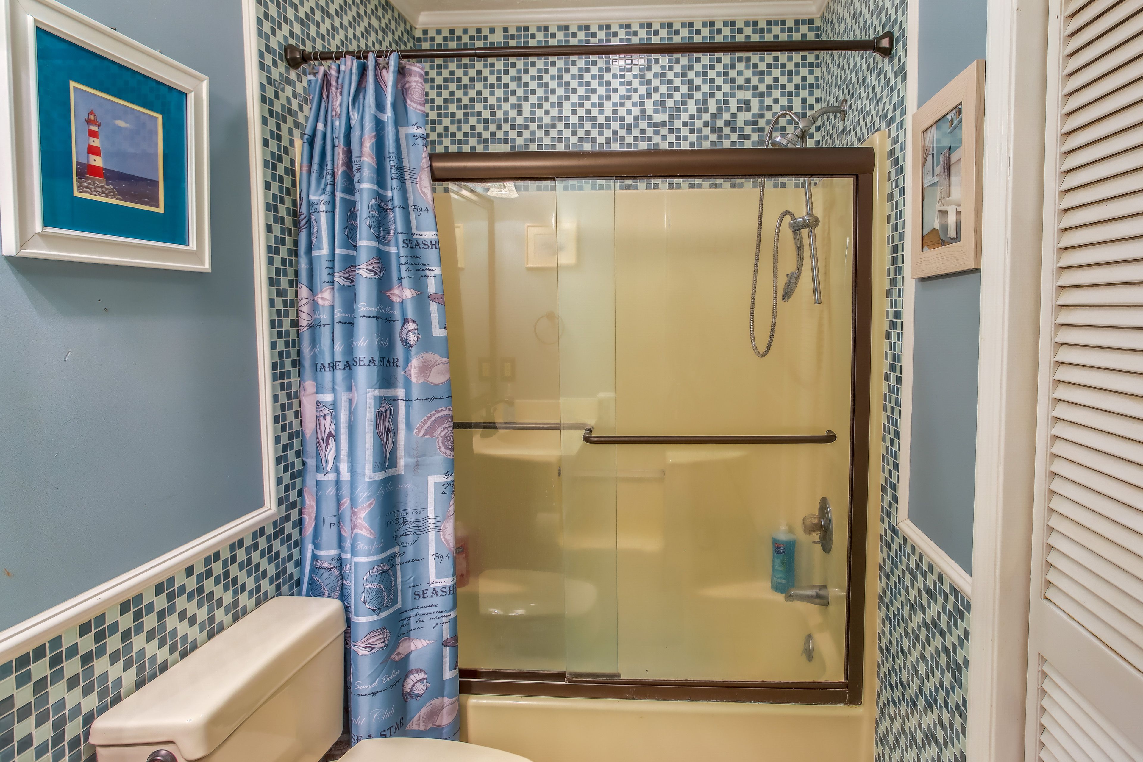 Full Bathroom | Towels Provided | Complimentary Toiletries