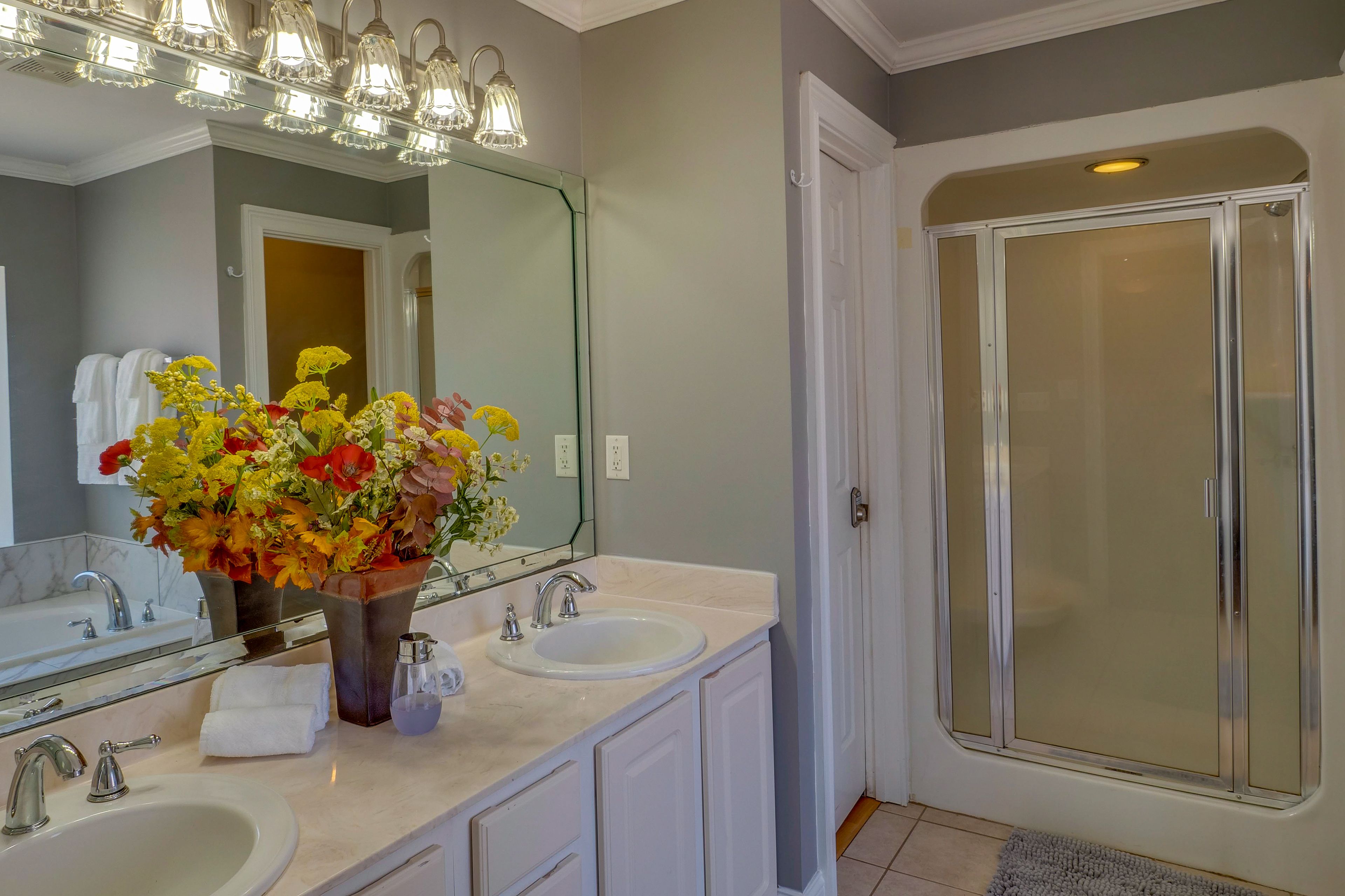 Full Bathroom | Complimentary Toiletries