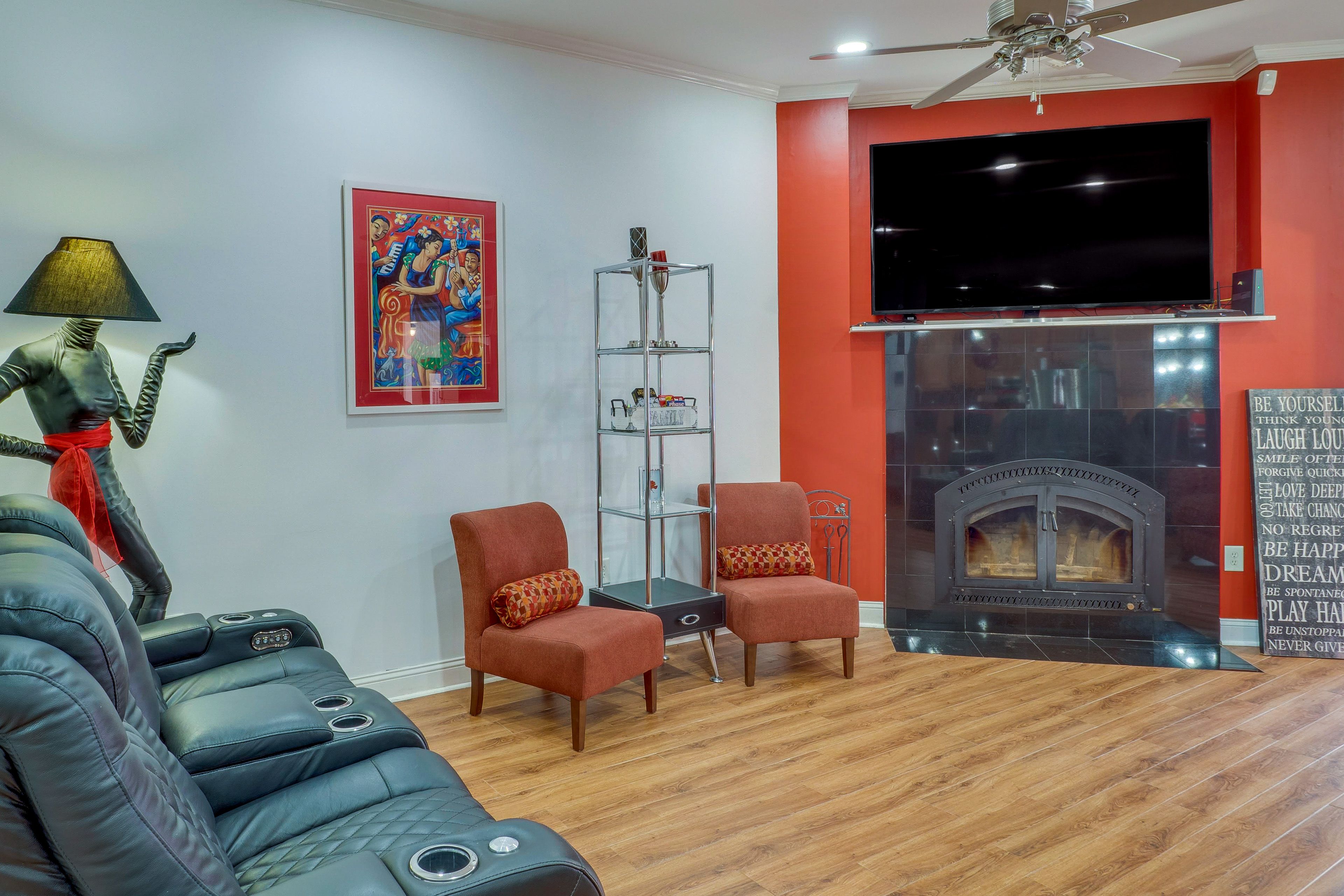 Living Room | 2,600 Sq Ft | Fireplace | Free WiFi | Smart TVs