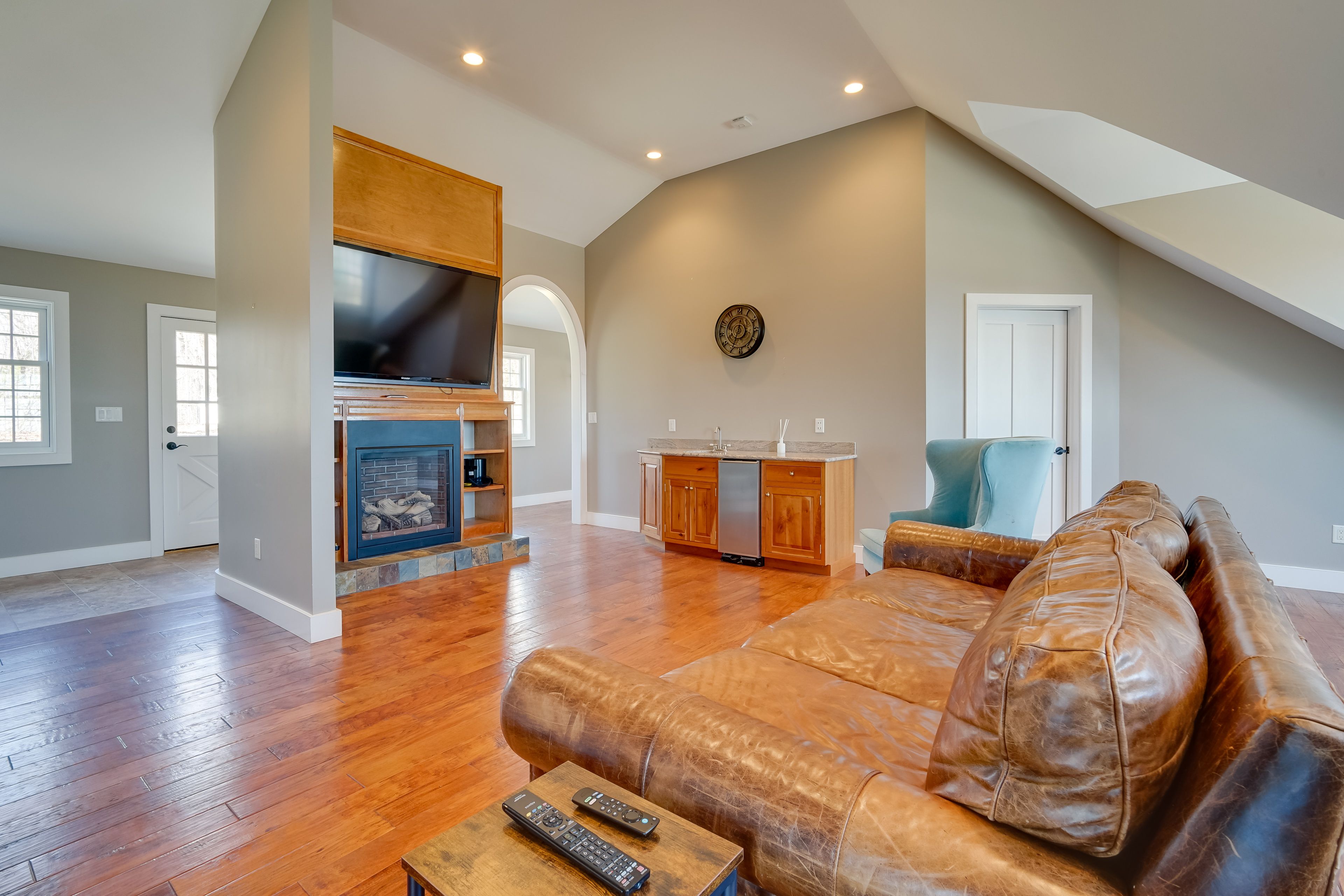 Family Room | Smart TV | Fireplace