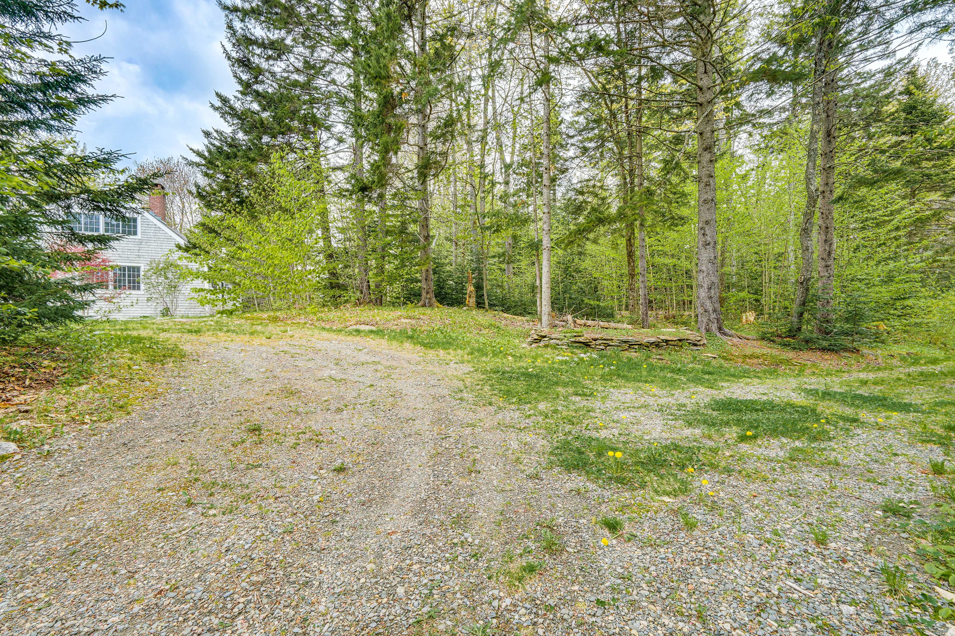 Parking | Gravel Driveway (2 Vehicles)