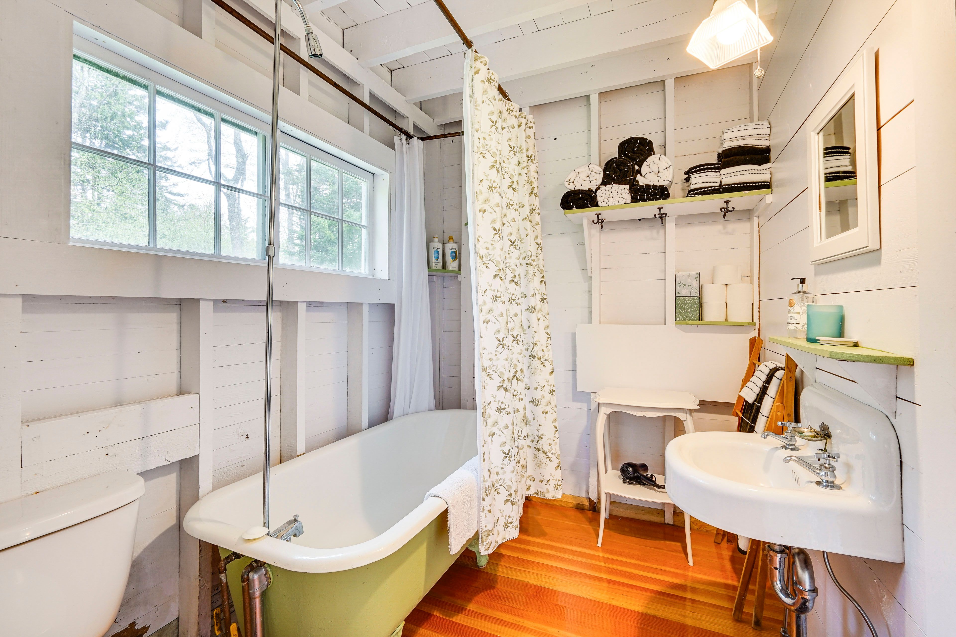 Bathroom | Towels Provided | Shower/Tub Combo | 1st Floor