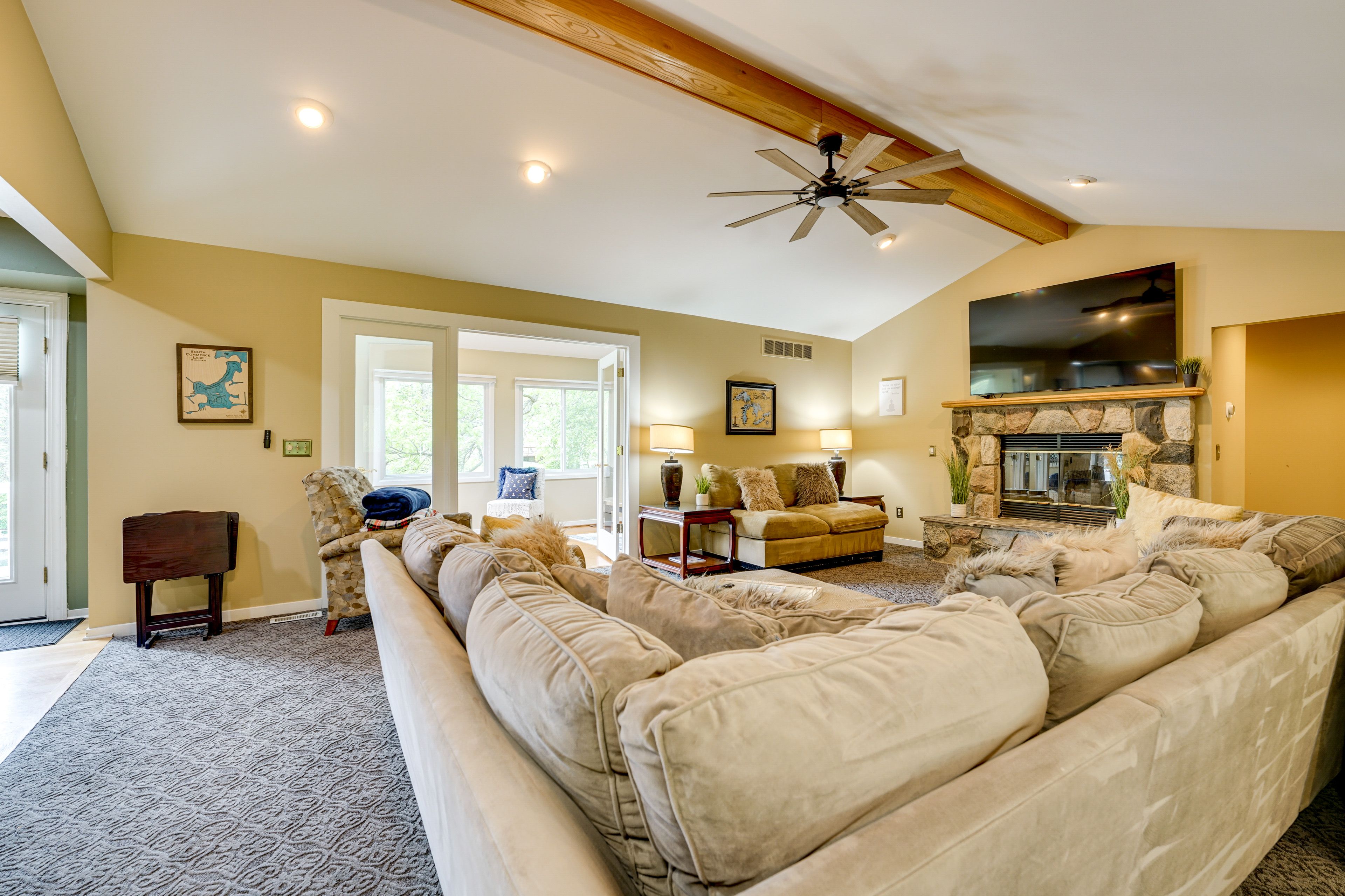 Living Room | Free WiFi | Smart TV | Gas Fireplace