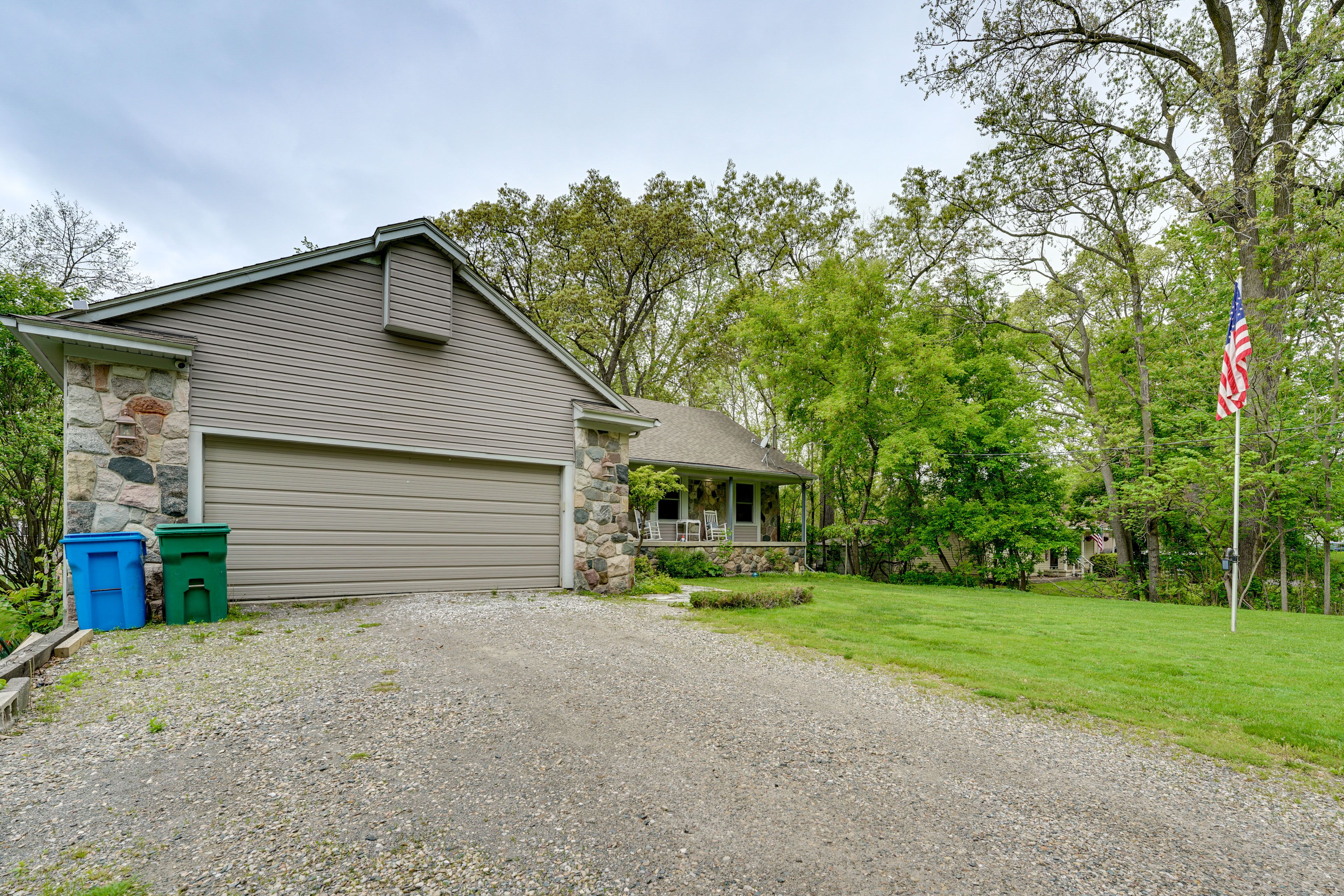 Parking | Driveway (4 Vehicles) | Free Street Parking | No Garage Access