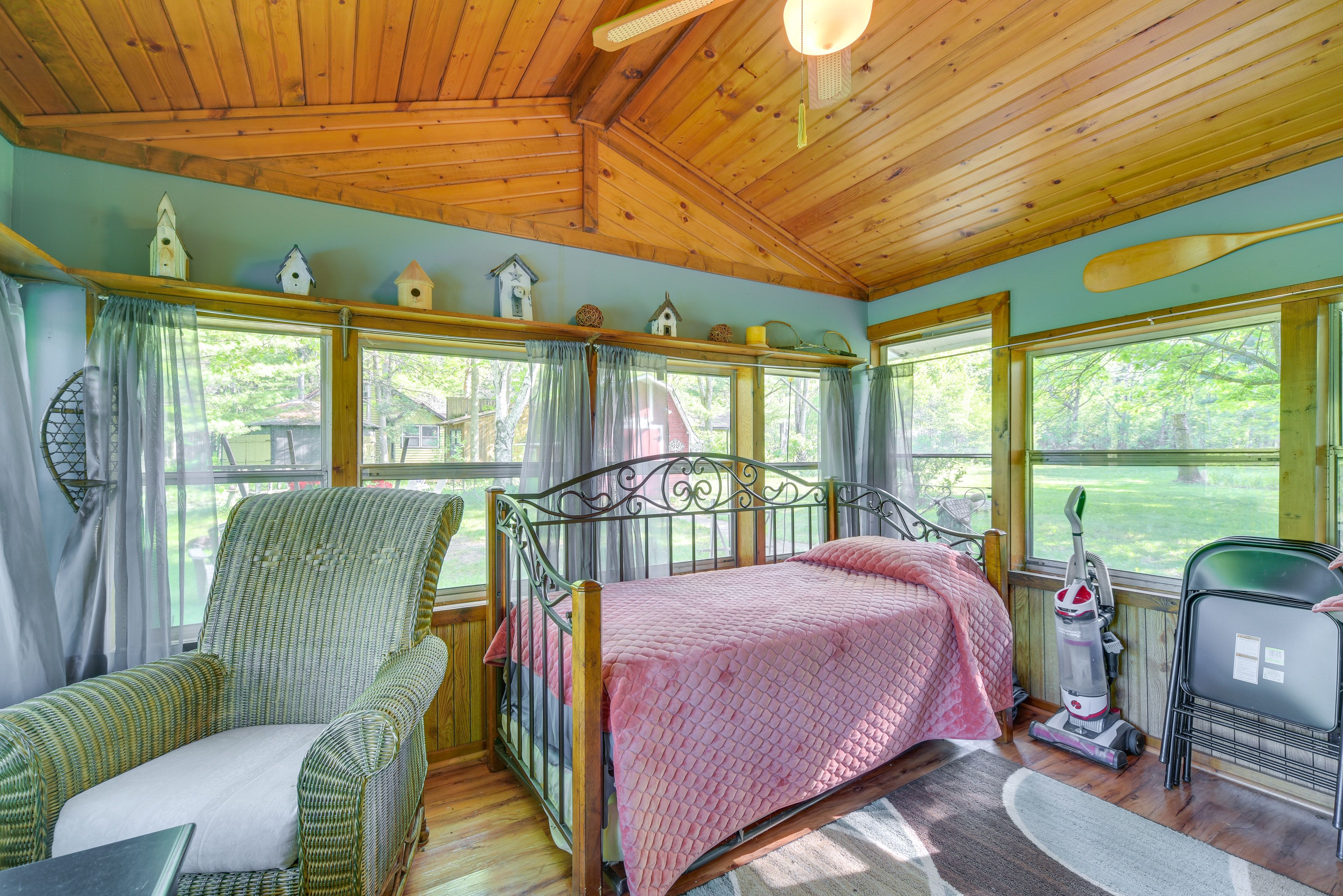 Bedroom 2 | Twin Daybed w/ Twin Trundle