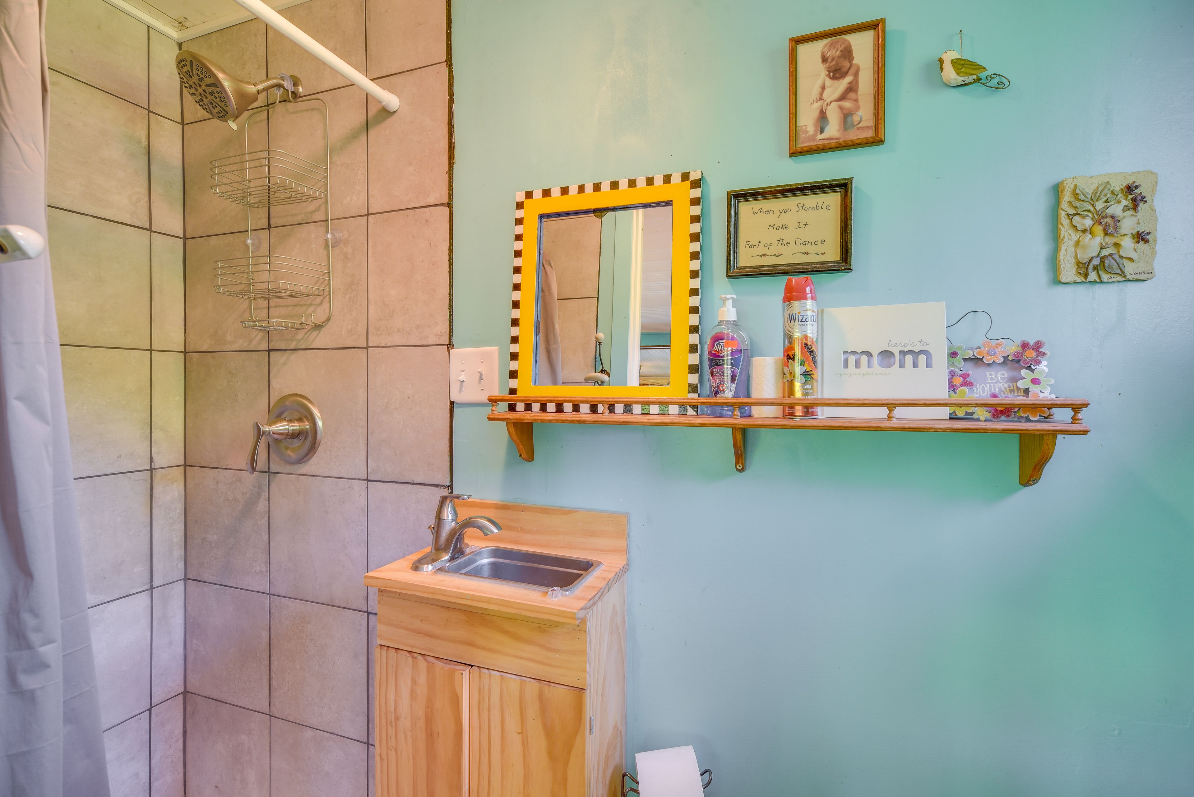 Full Bathroom | Towels Provided | Complimentary Toiletries