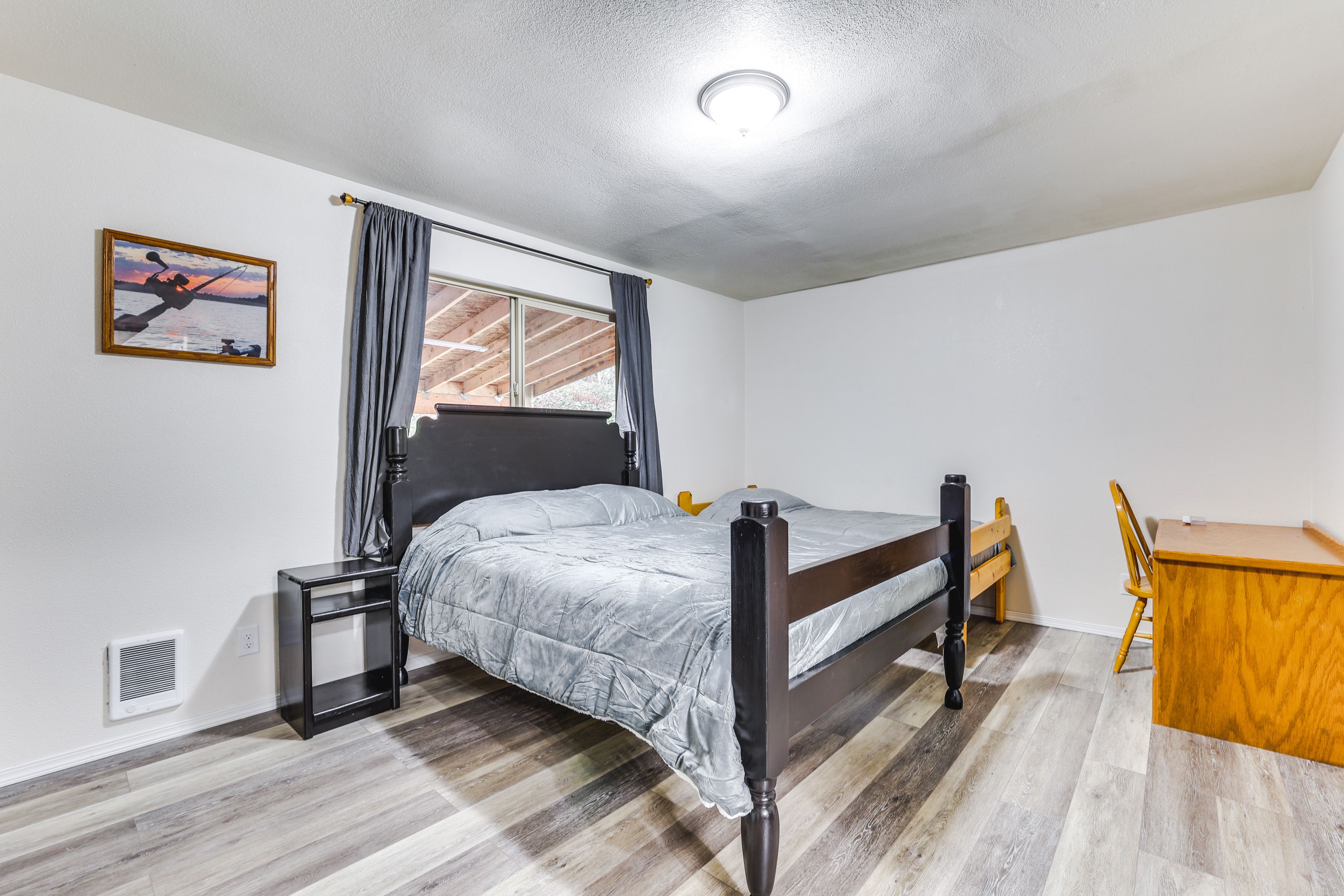 Bedroom 1 | Queen Bed | Twin Bed