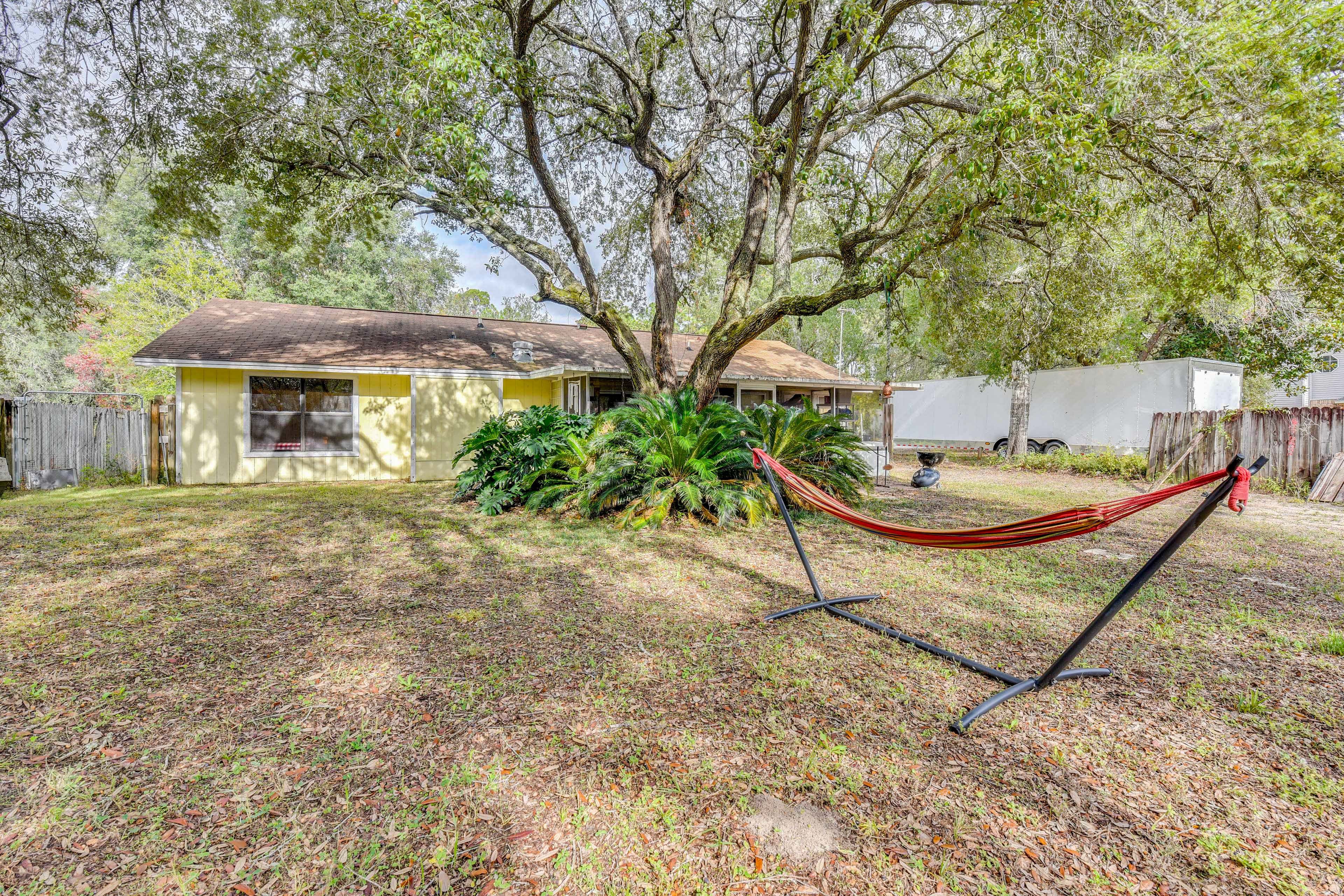 Large Backyard | Charcoal Grill | Hammock | Fenced Front Yard