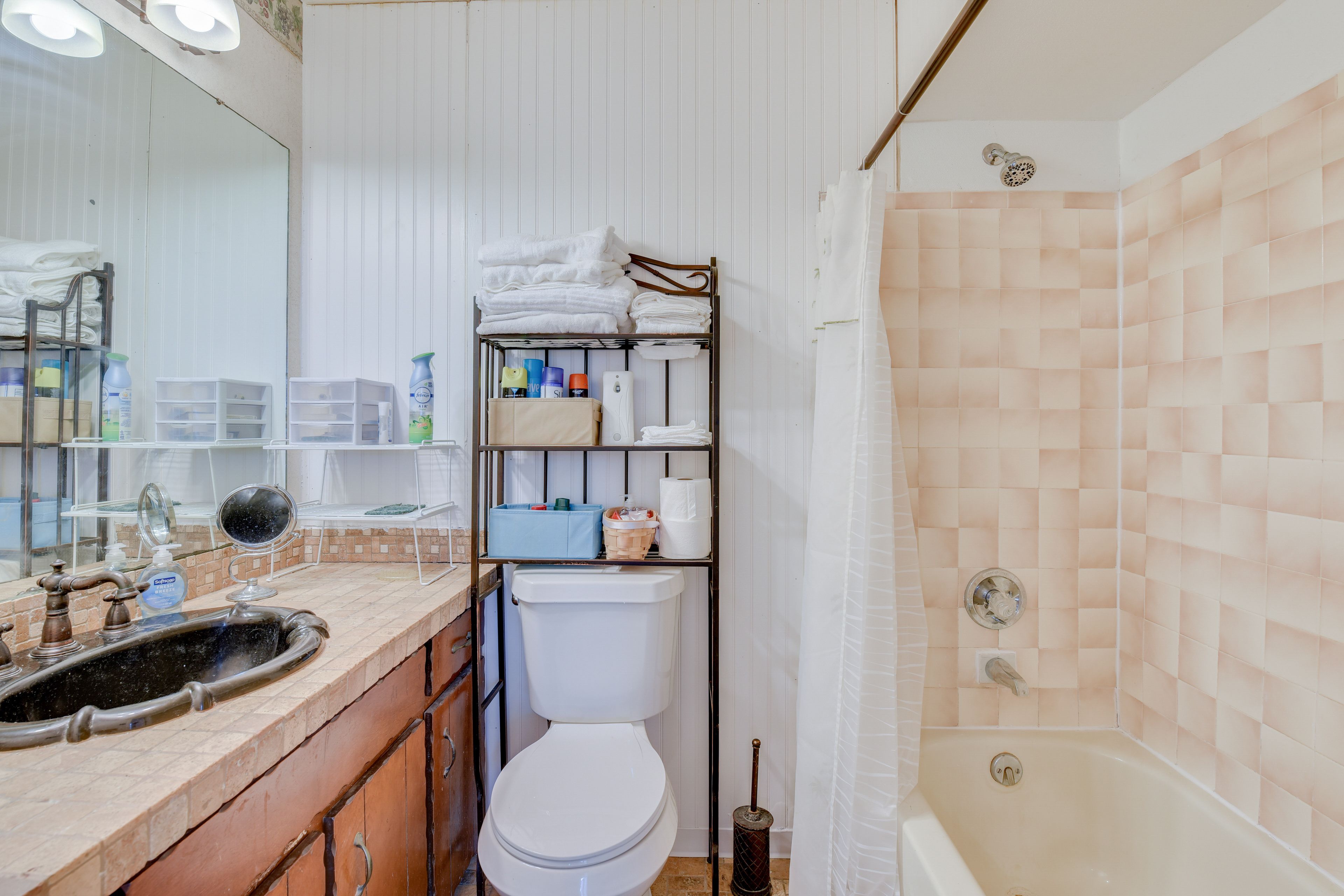 Full Bathroom | Towels Provided