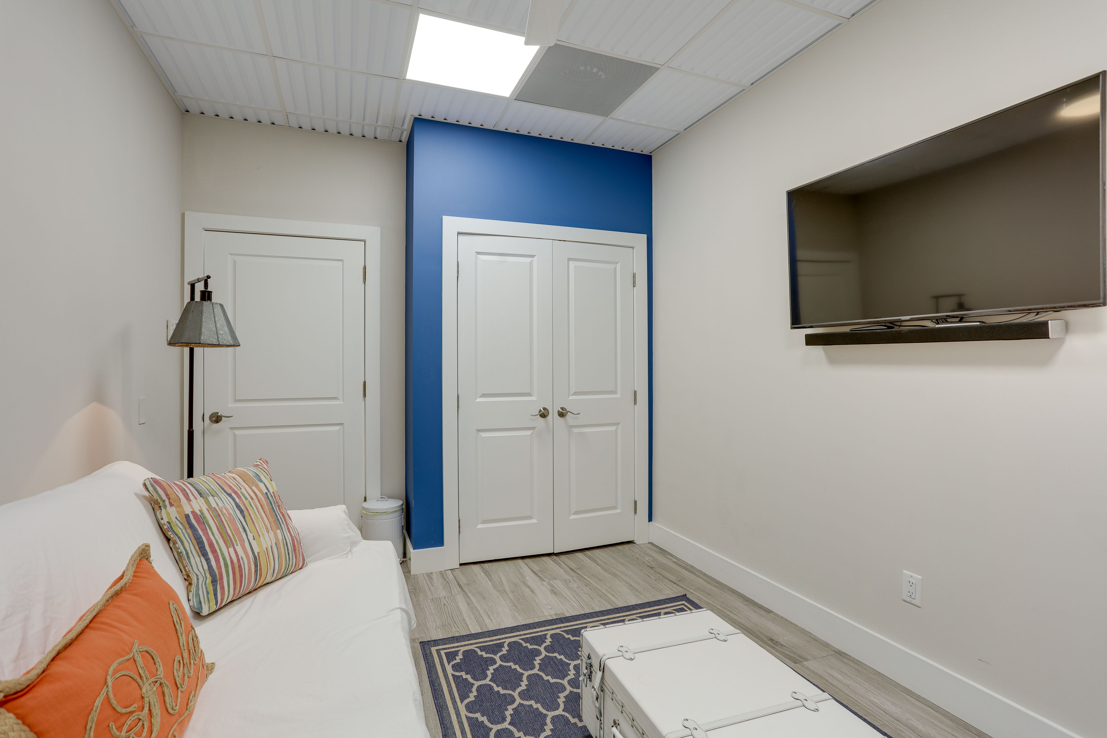 Bedroom 2 | Queen Sleeper Sofa | Smart TV w/ Cable | Hangers