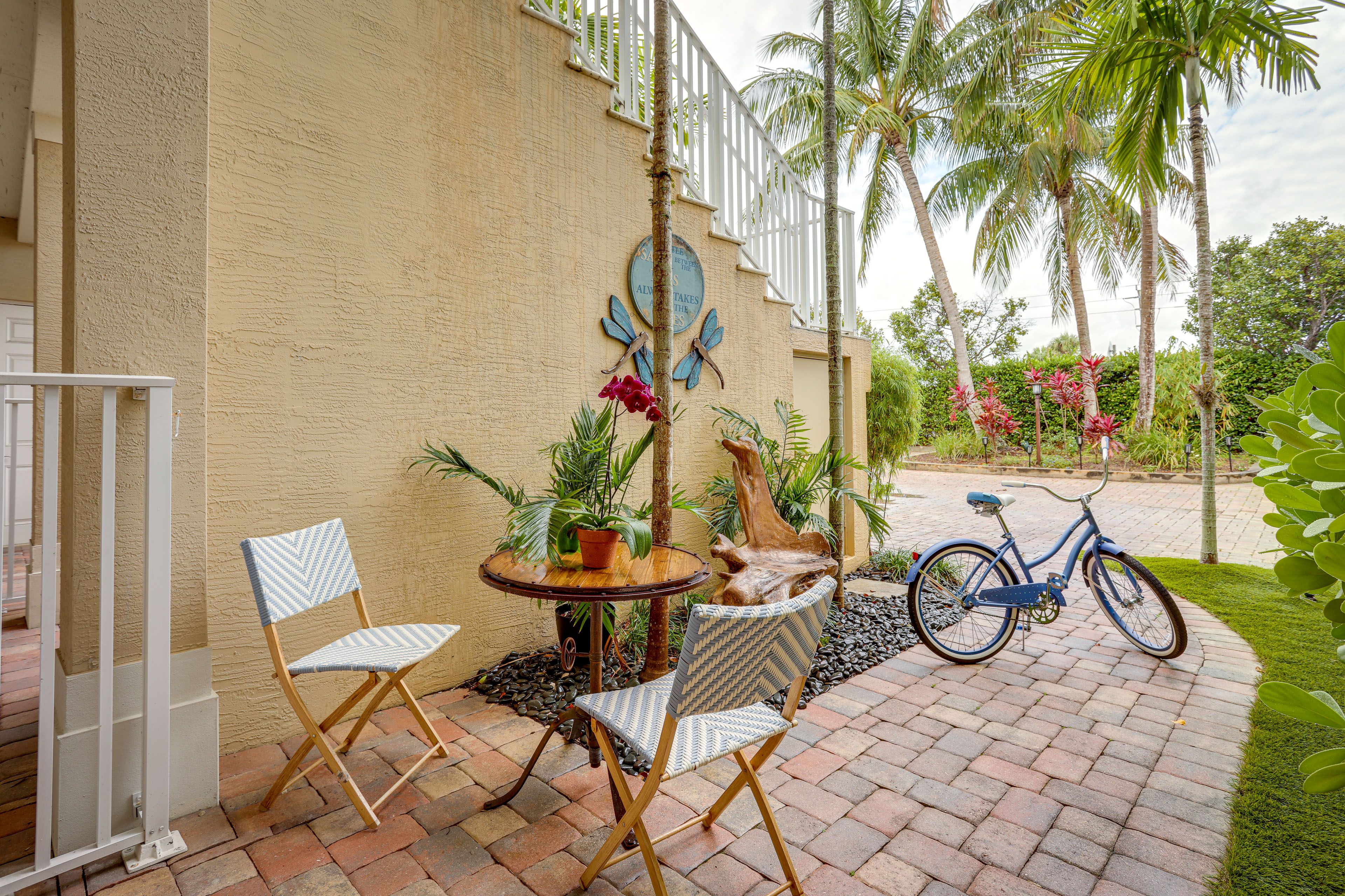 Juno Beach Vacation Rental | 2BR | 1BA | Step-Free Access | 700 Sq Ft