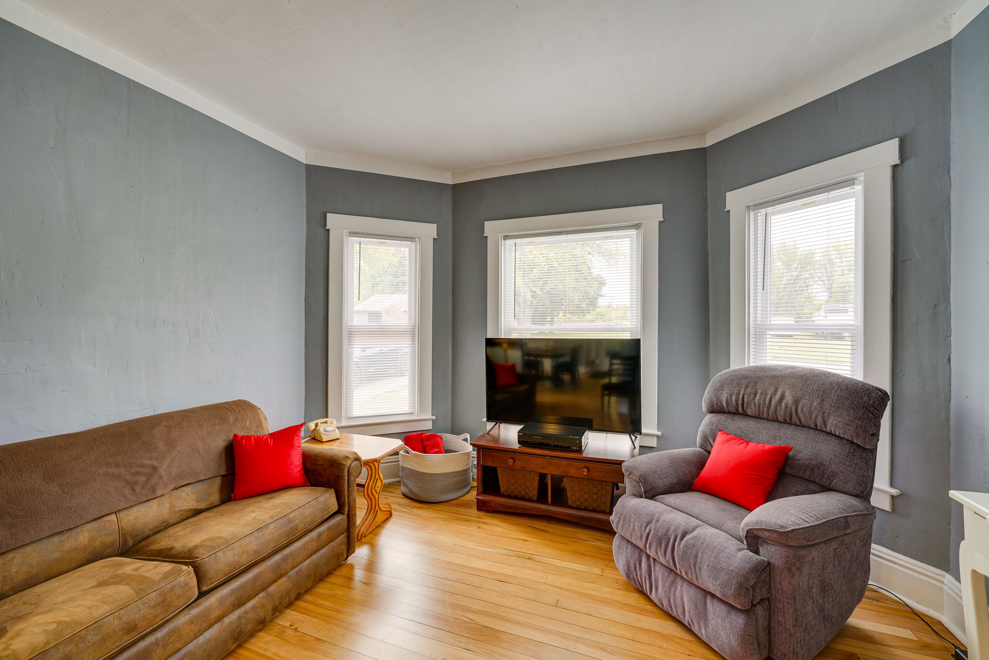 Living Room | Full Sleeper Sofa | Smart TV | Free WiFi