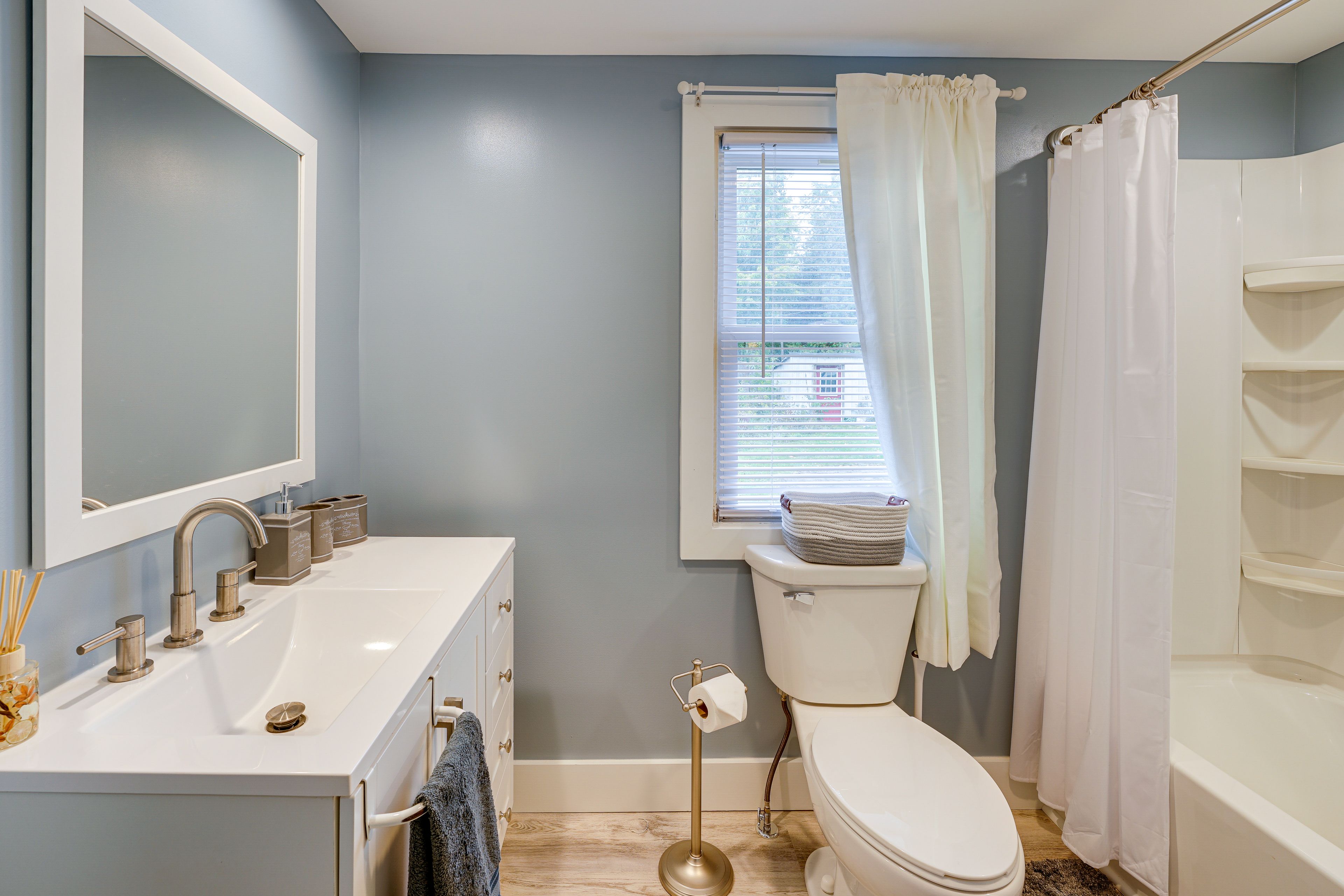 Full Bathroom | 1st Floor | Towels Provided | Hair Dryer
