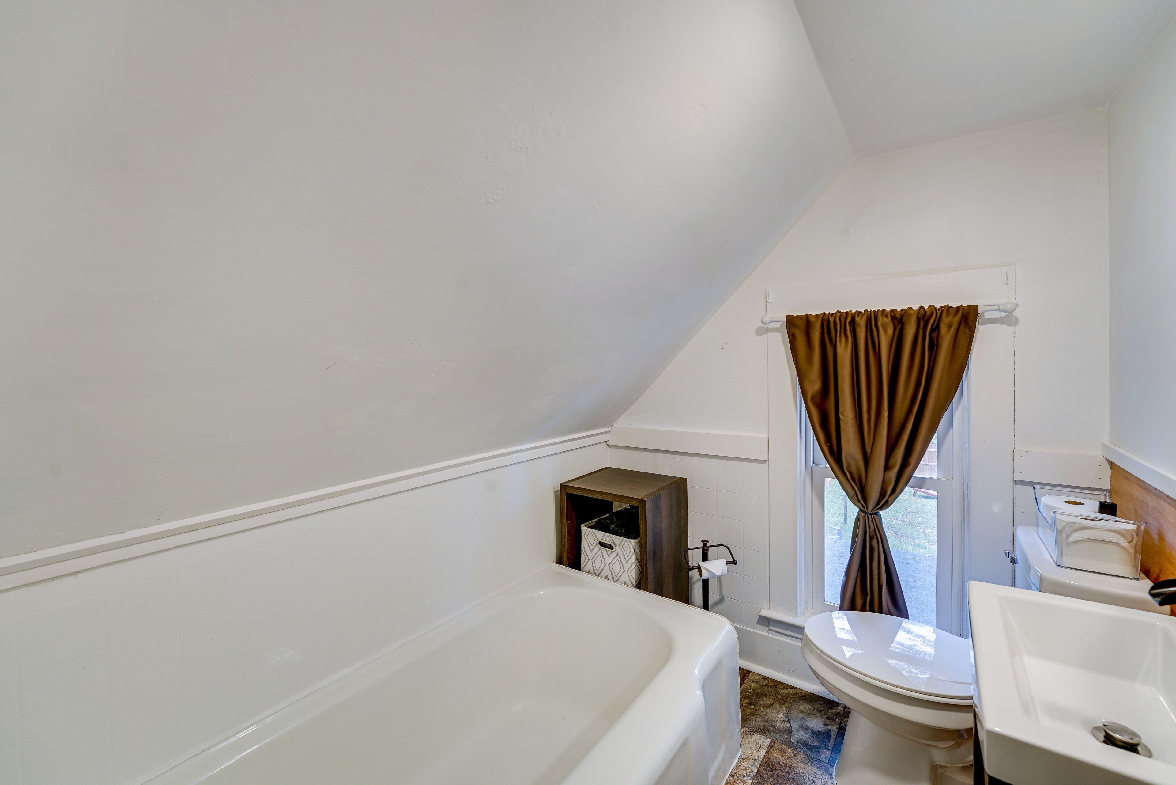 Full Bathroom | 2nd Floor
