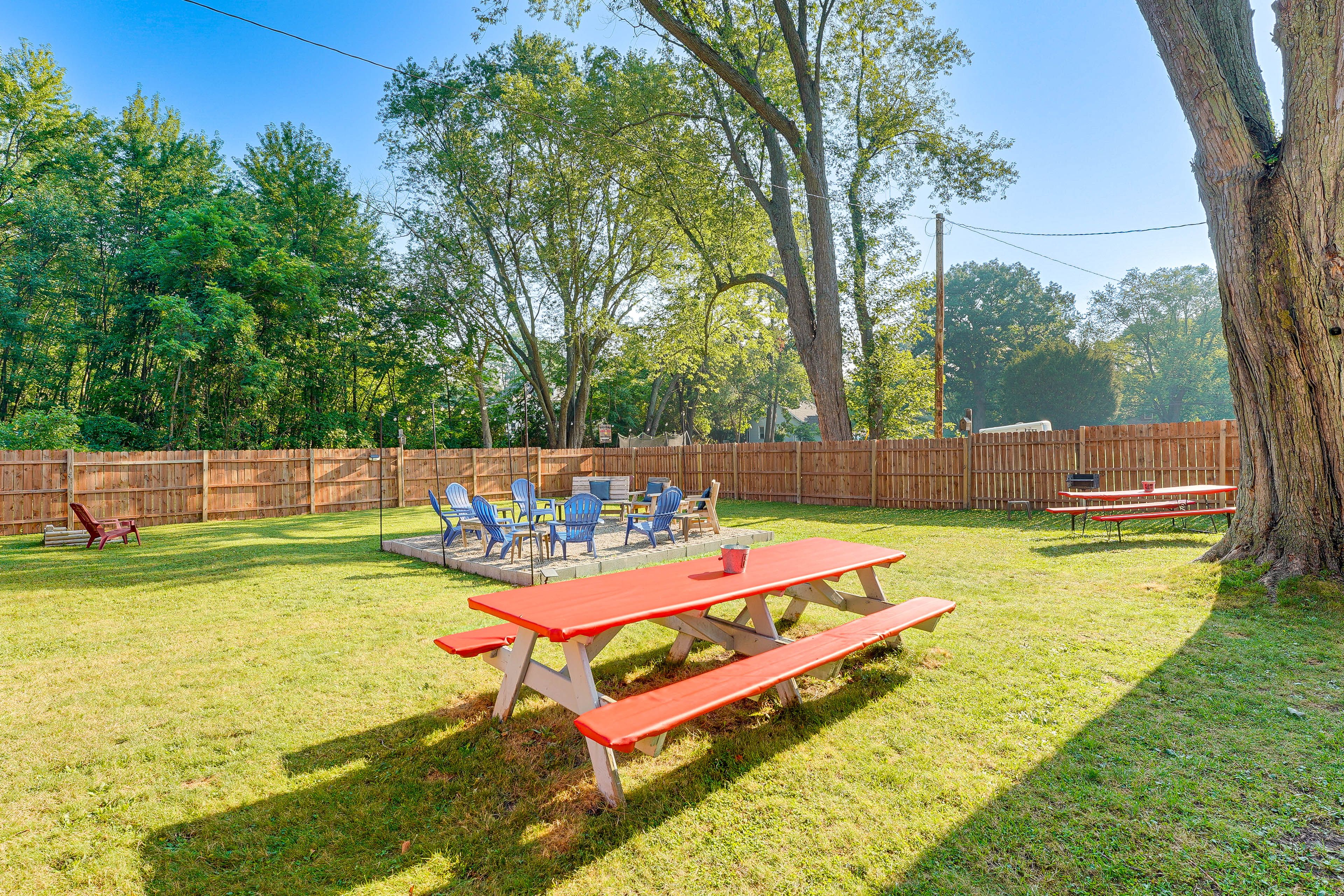 Backyard | Outdoor Dining | Horseshoes | Fire Pit | Gas & Charcoal Grills