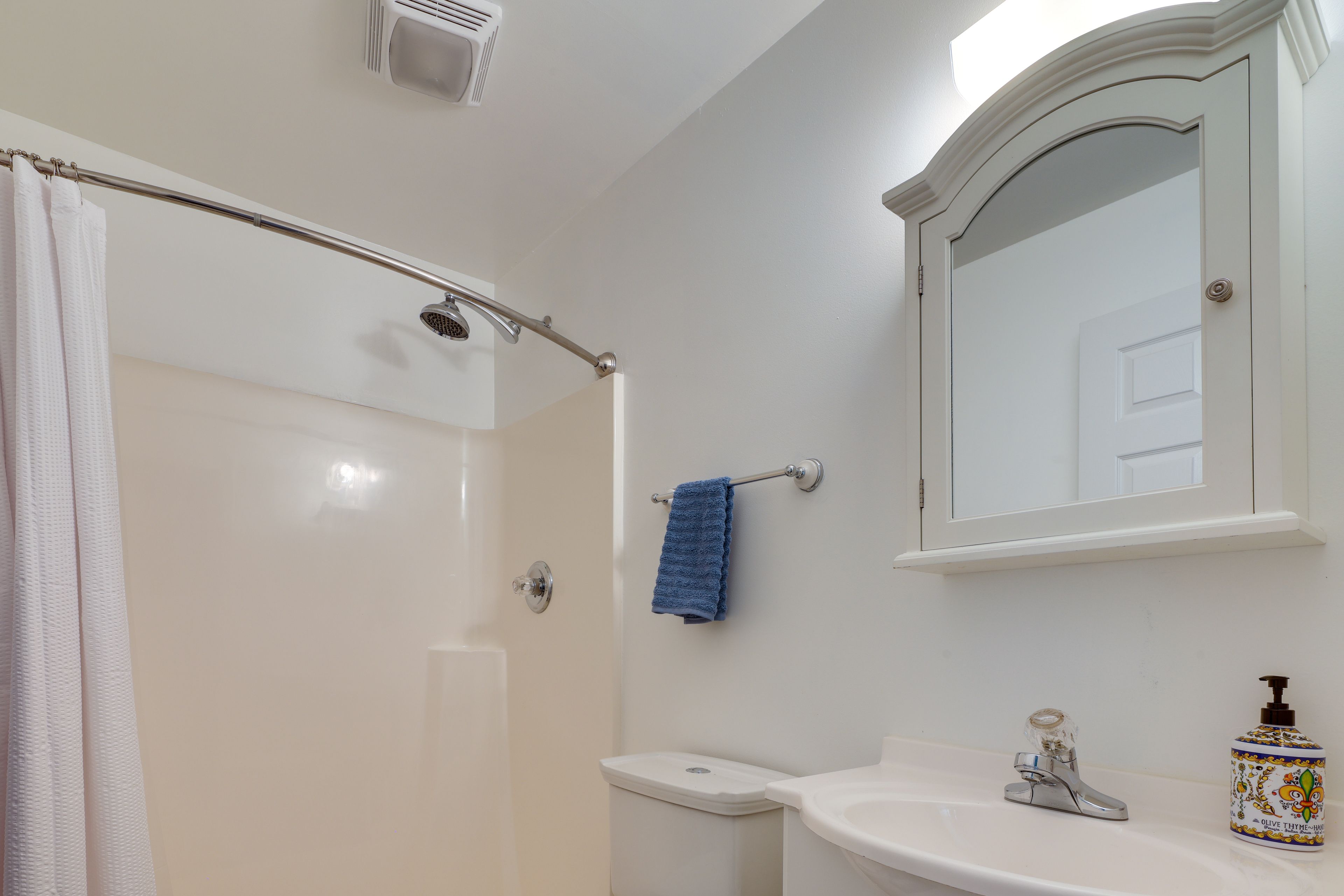 Full Bathroom | Towels Provided