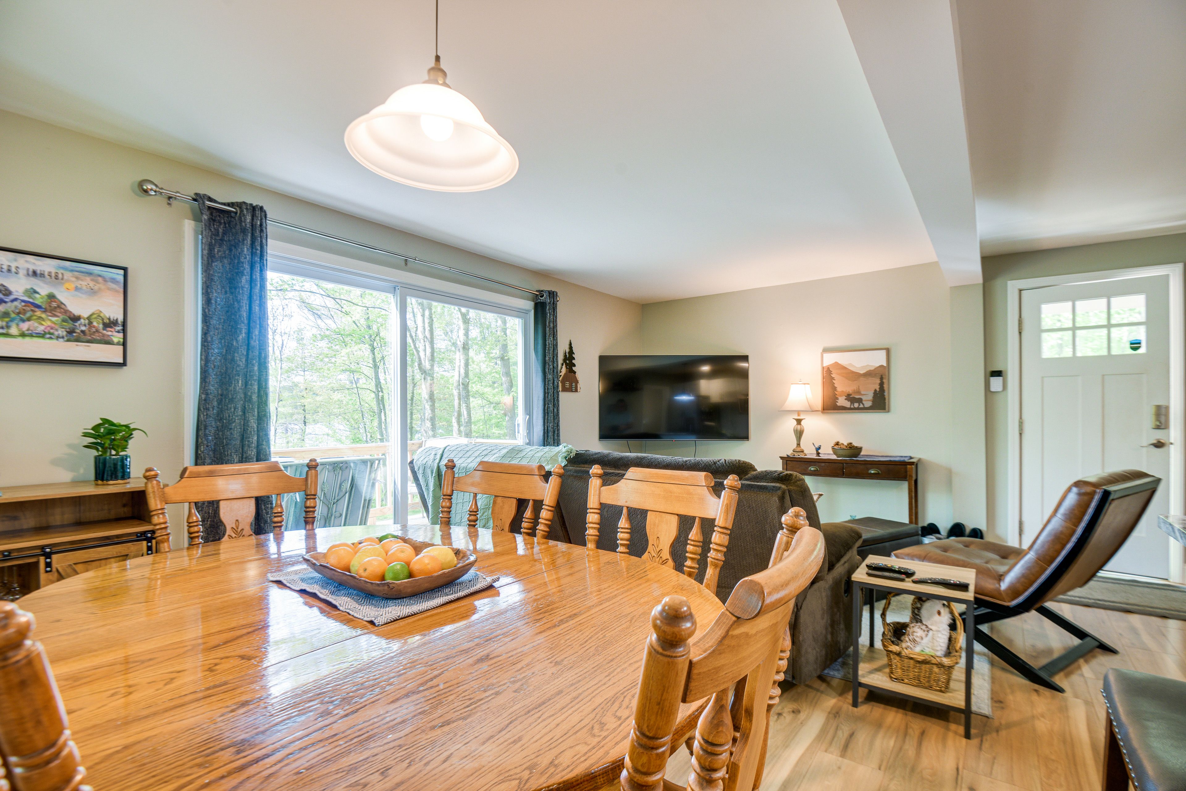 Dining Area | Dishware/Flatware Provided