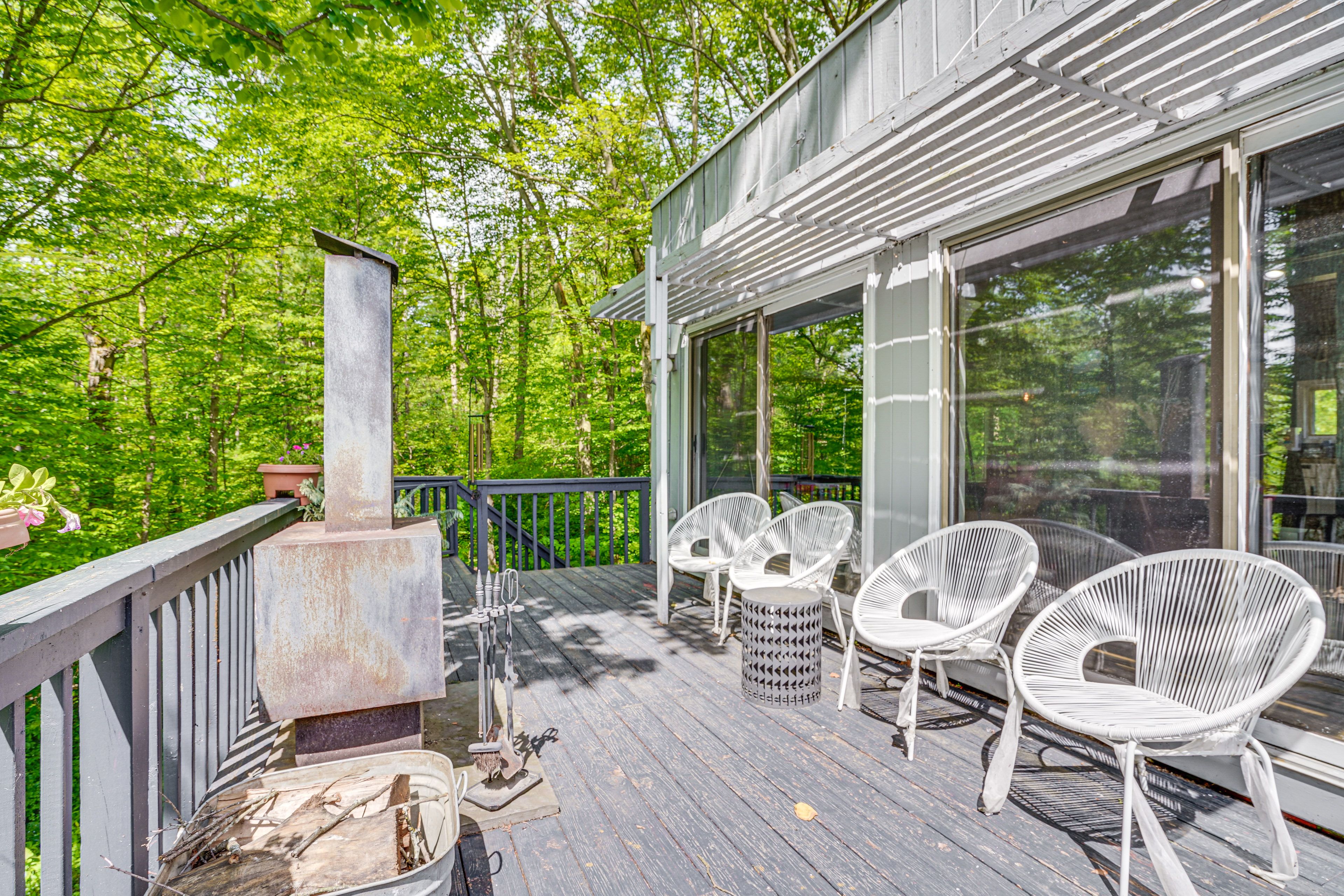 Back Deck w/ Seating | Lake Access w/ Dock & Kayaks
