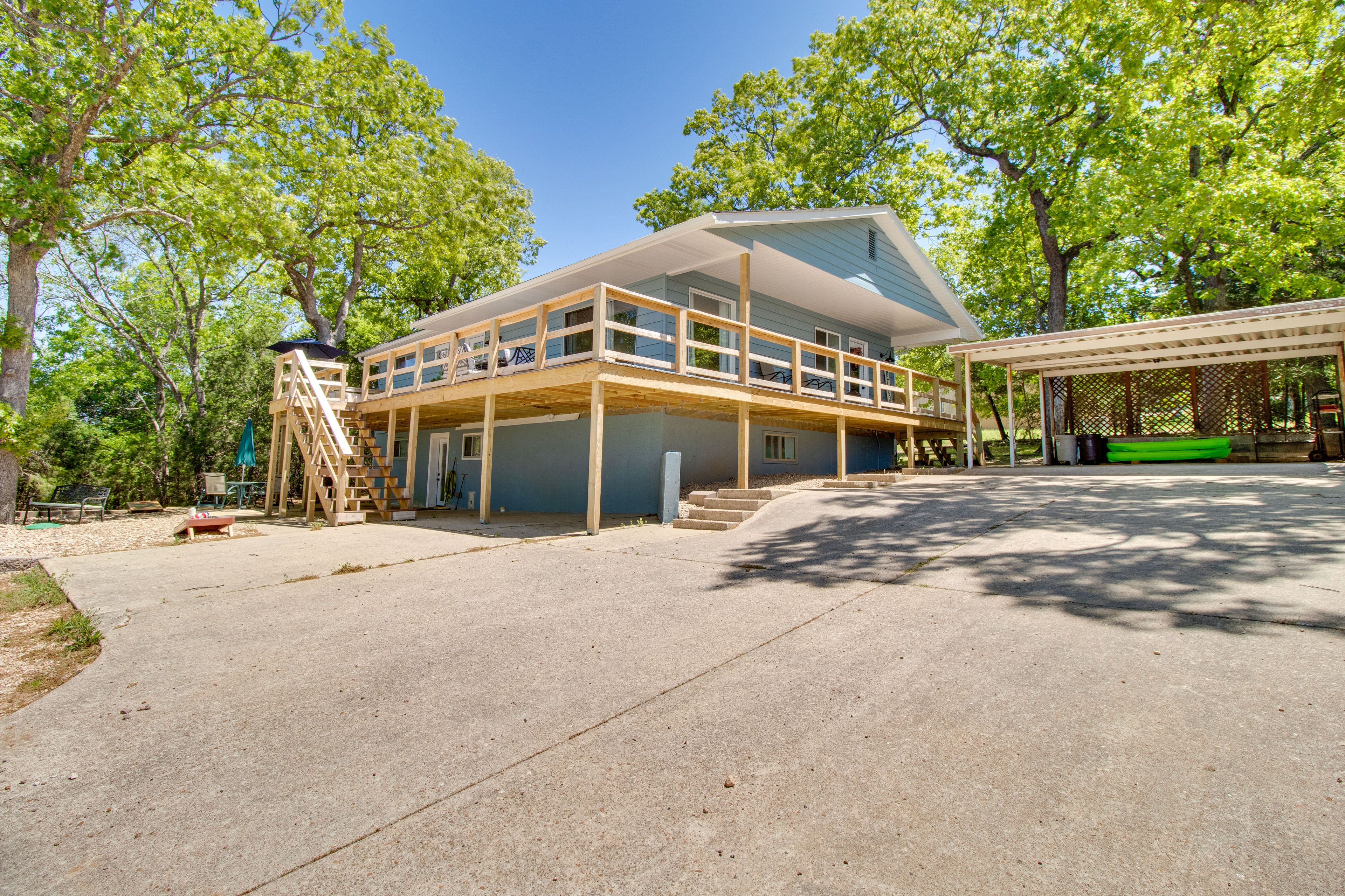 Parking | Driveway (5 Vehicle) | Boat/Trailer Parking | Free Street Parking