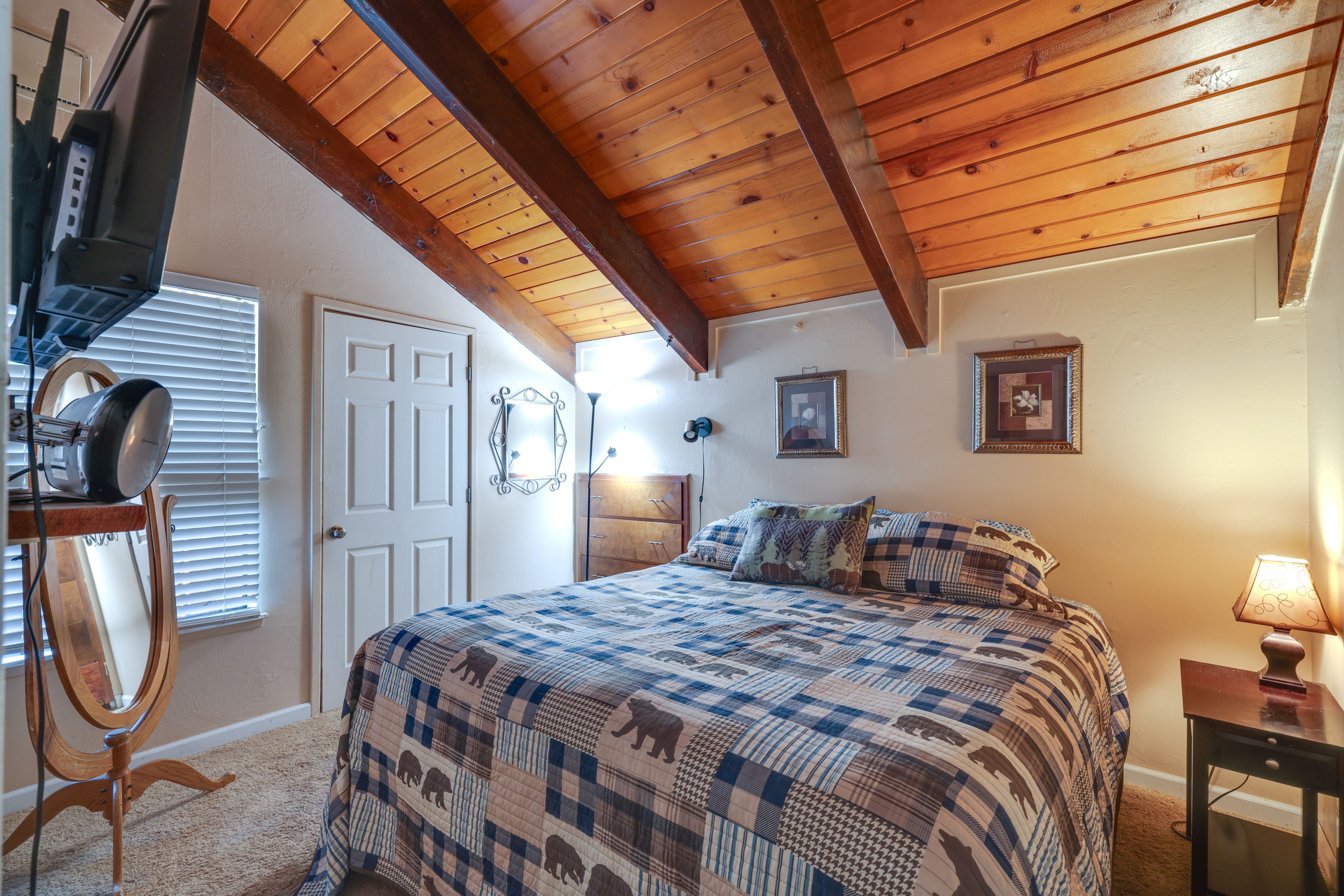 Bedroom | King Bed | TV