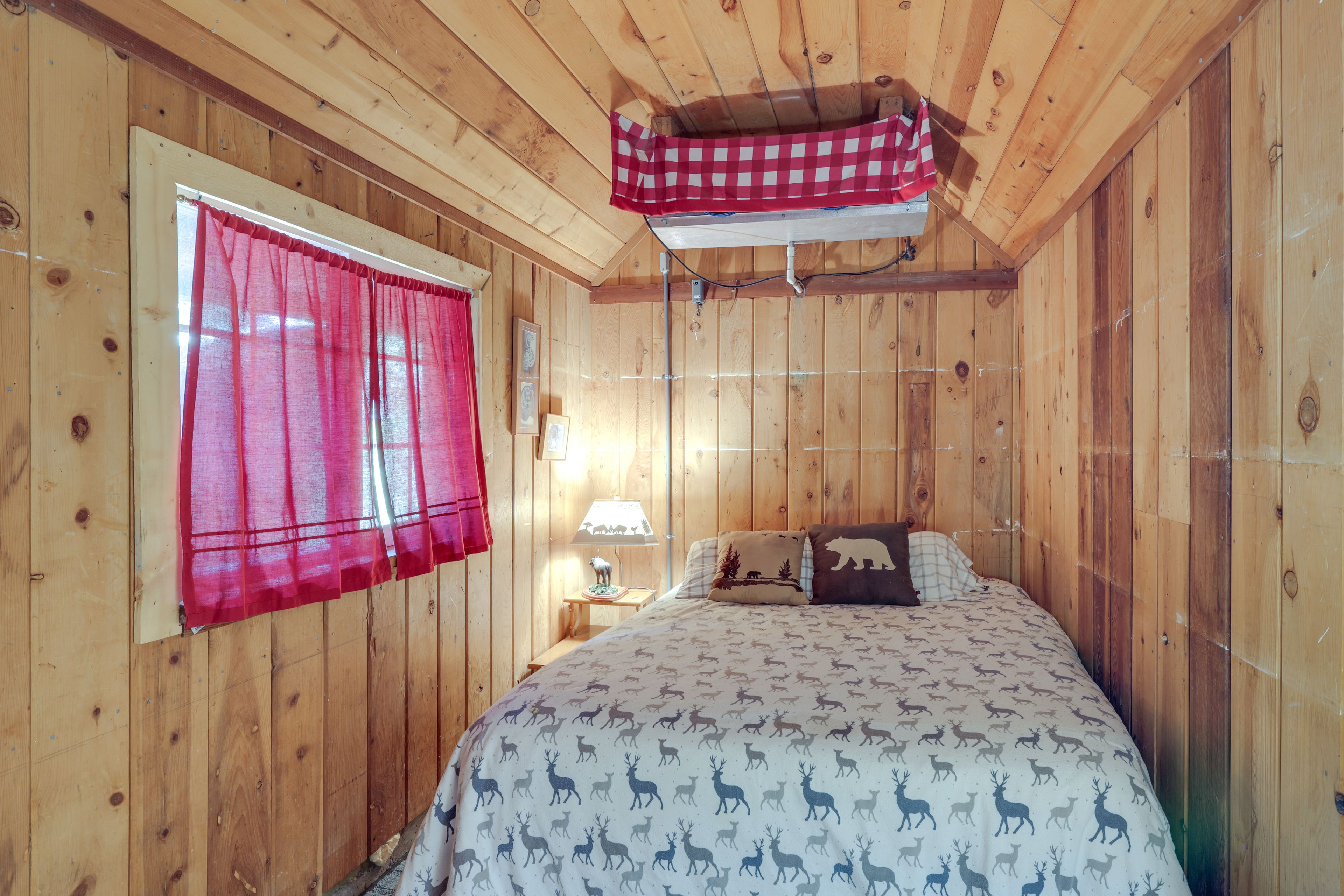 Bedroom | Queen Bed