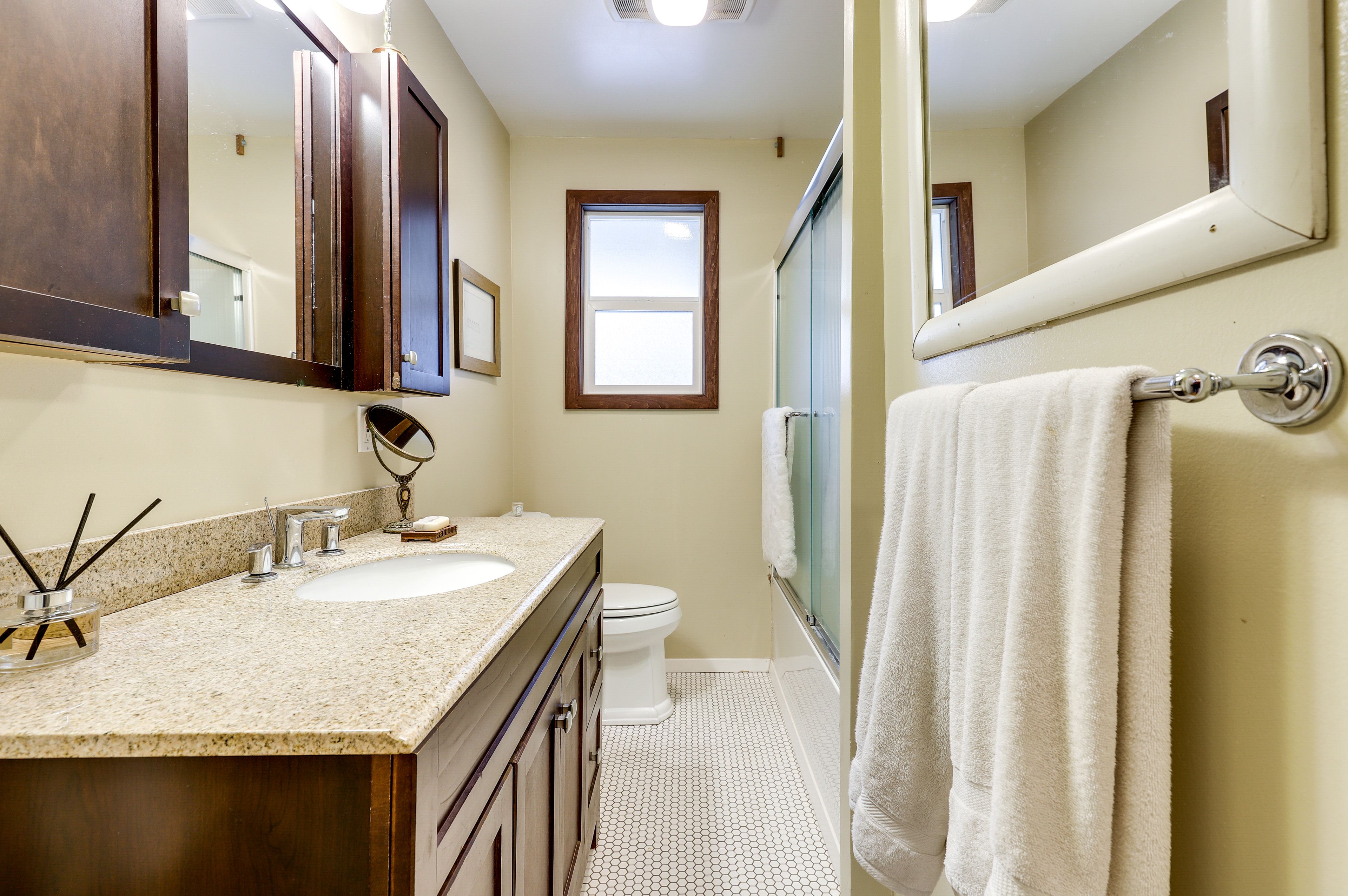 Full Bathroom | Complimentary Toiletries