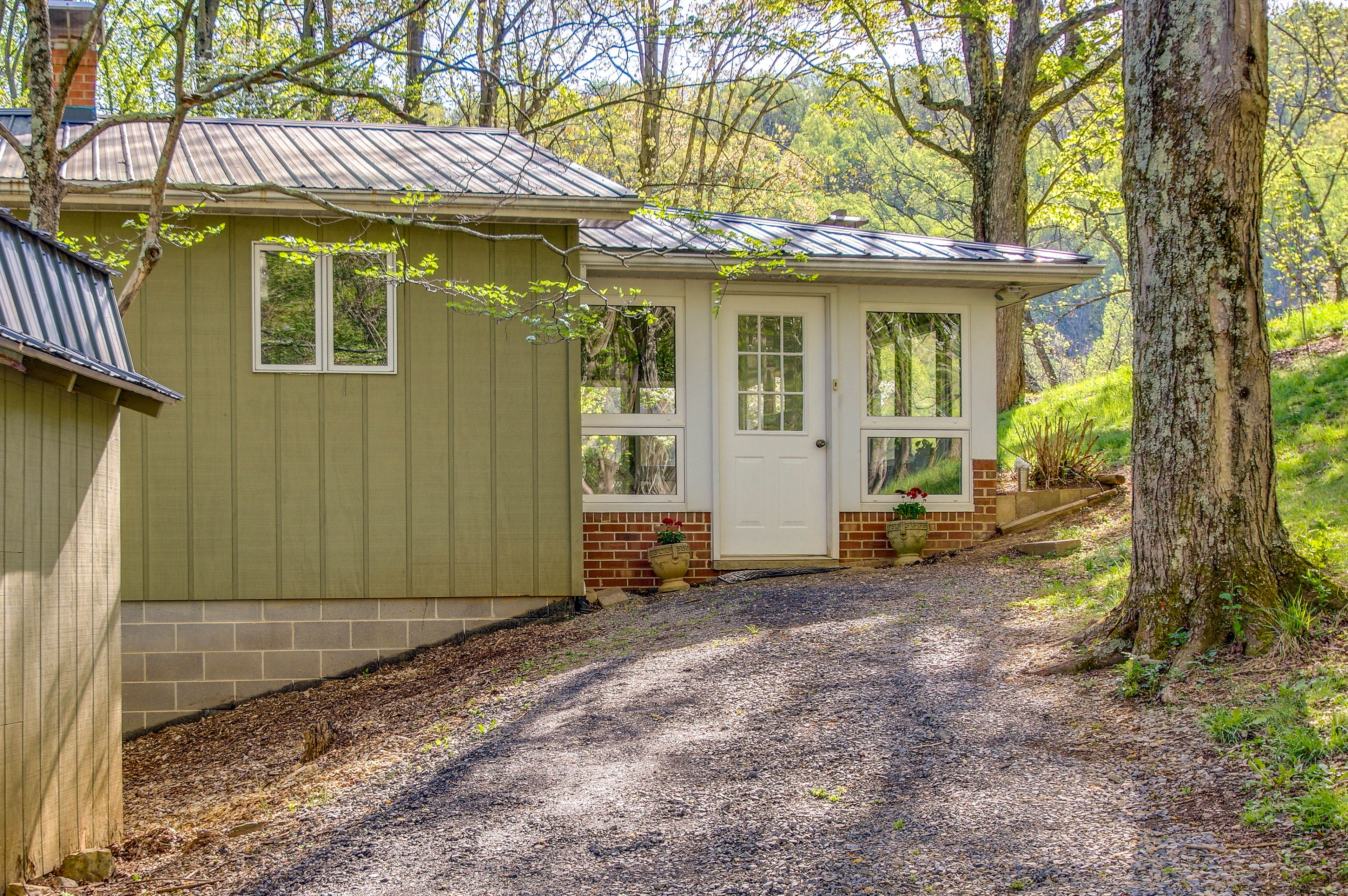 Long Gravel Driveway (4 Vehicles)