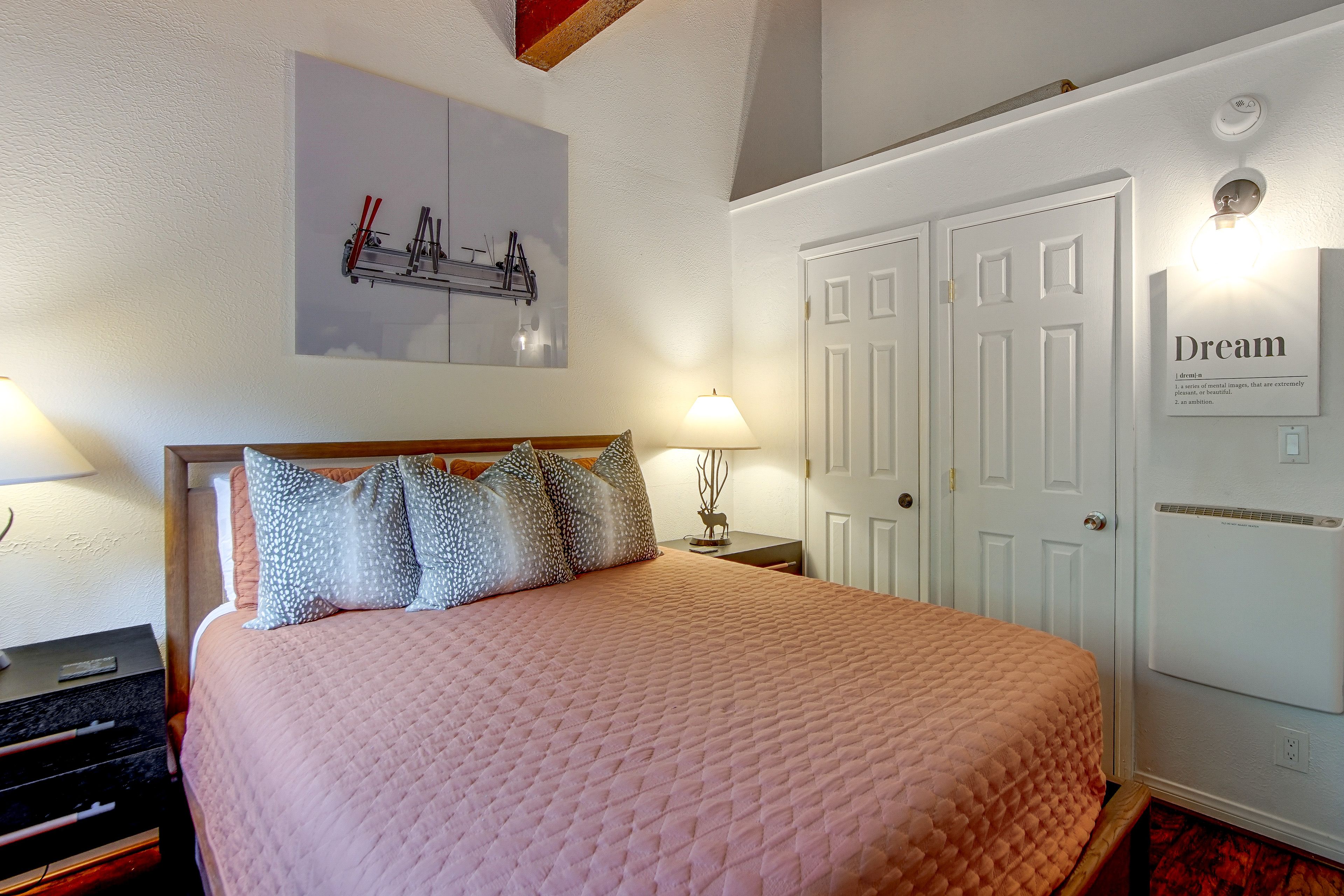 Bedroom | Queen Bed | 1st Floor | En-Suite Bathroom