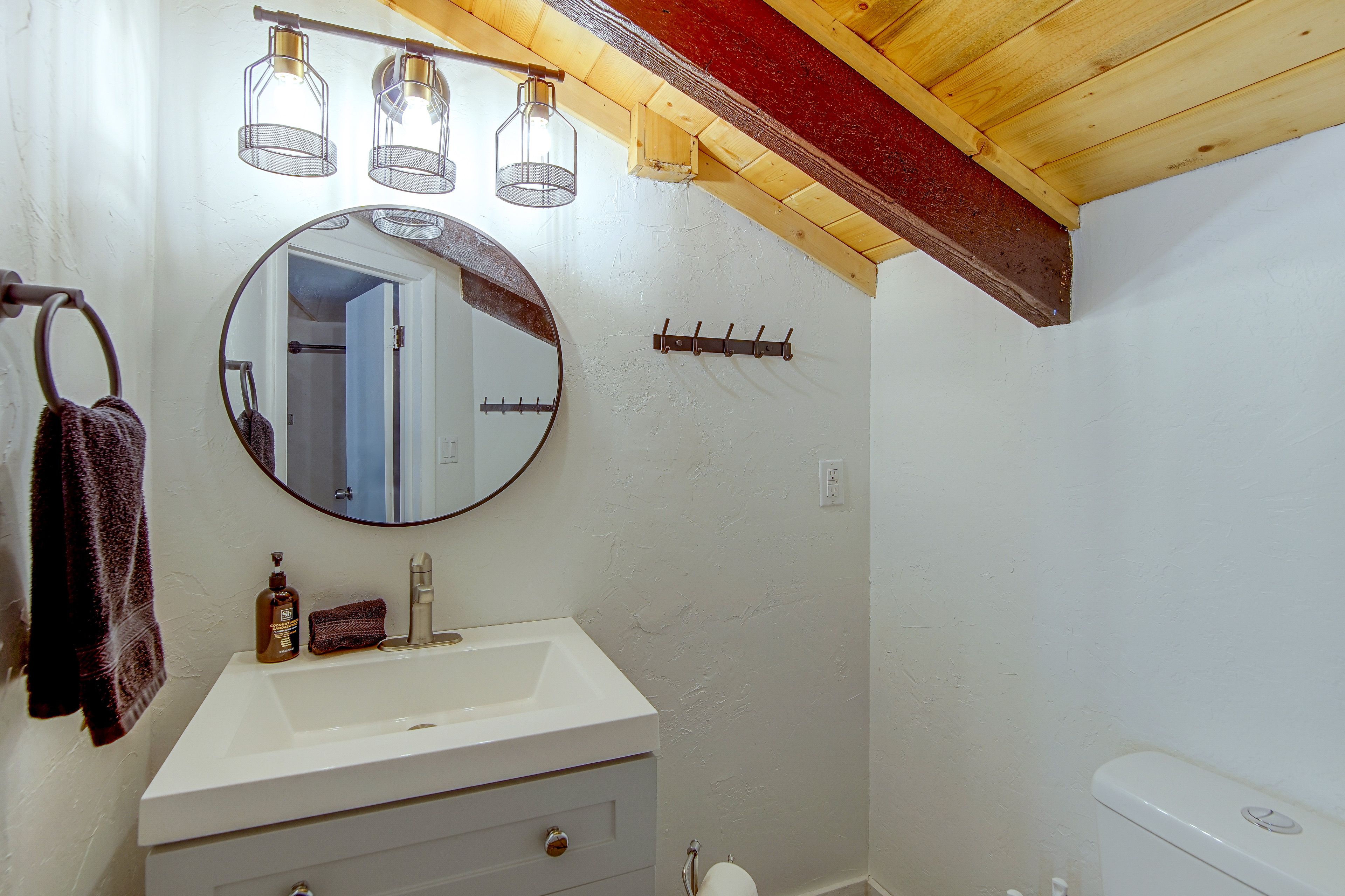 Half Bathroom | 2nd Floor | Complimentary Toiletries