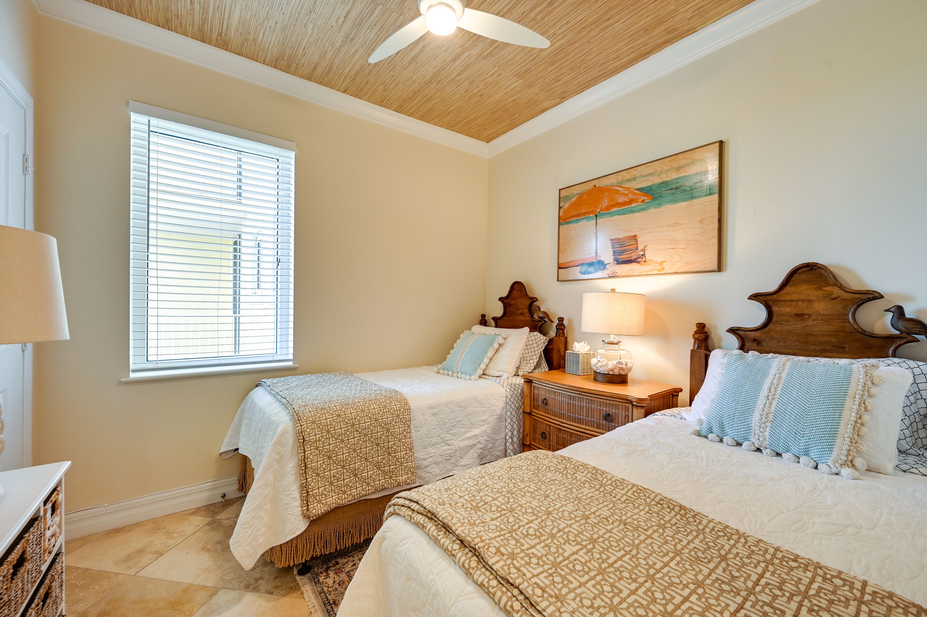 Bedroom 2 | 2 Twin Beds | Smart TV