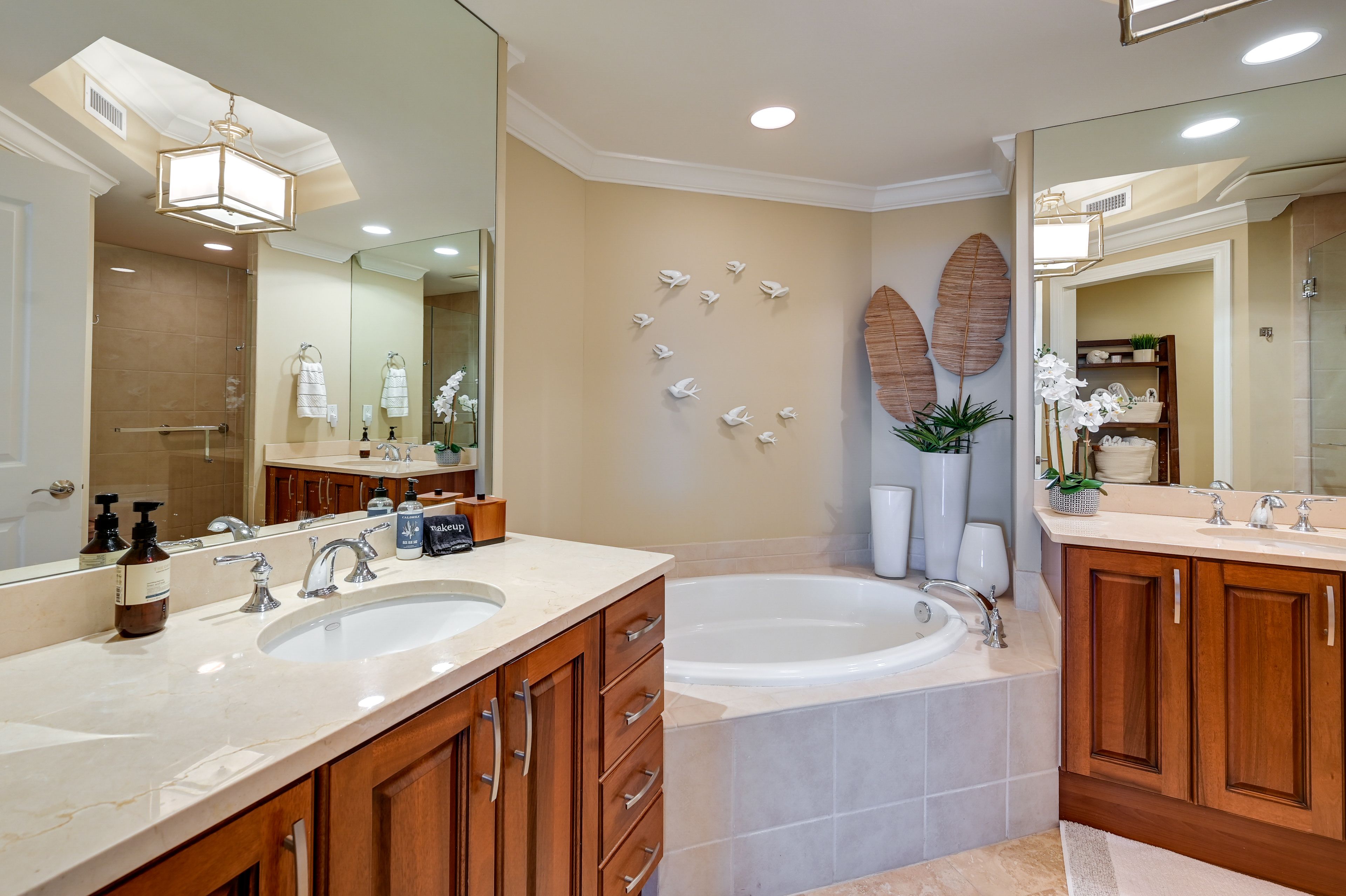 Full Bathroom | Towels Provided | Grab Rails in Shower