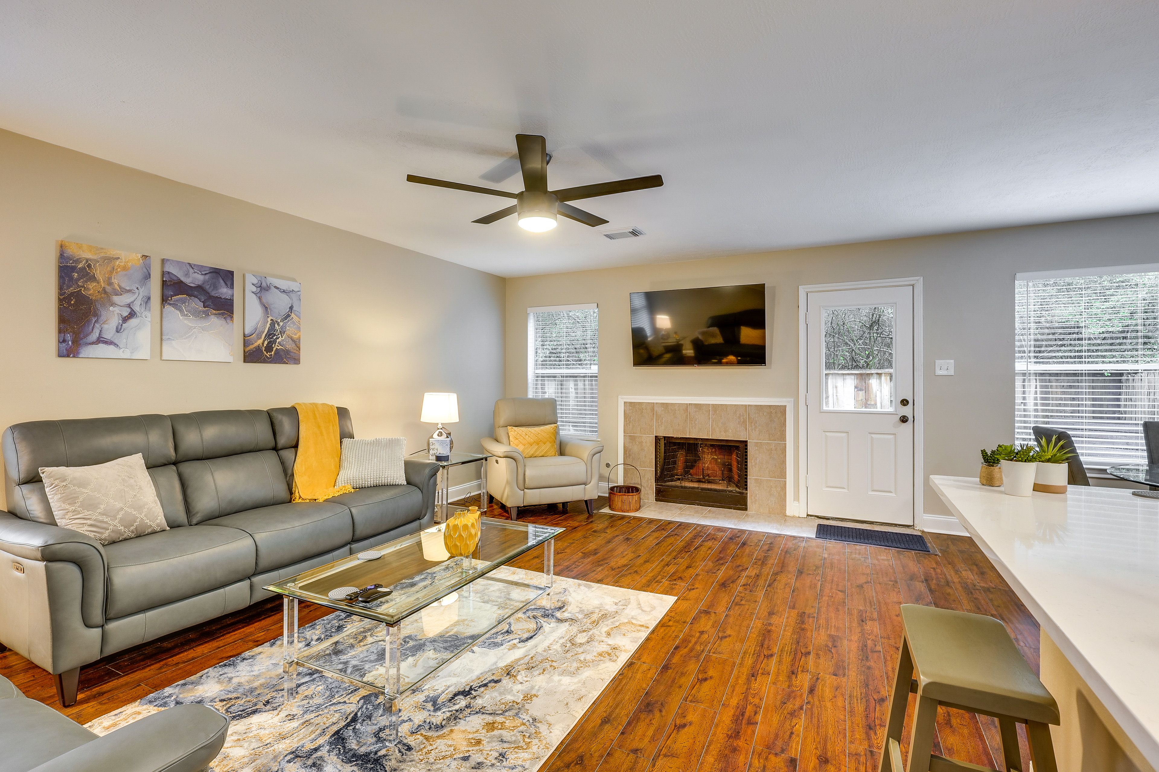The Woodlands Vacation Rental | 2BR | 2.5BA | 1,550 Sq Ft | Stairs Required