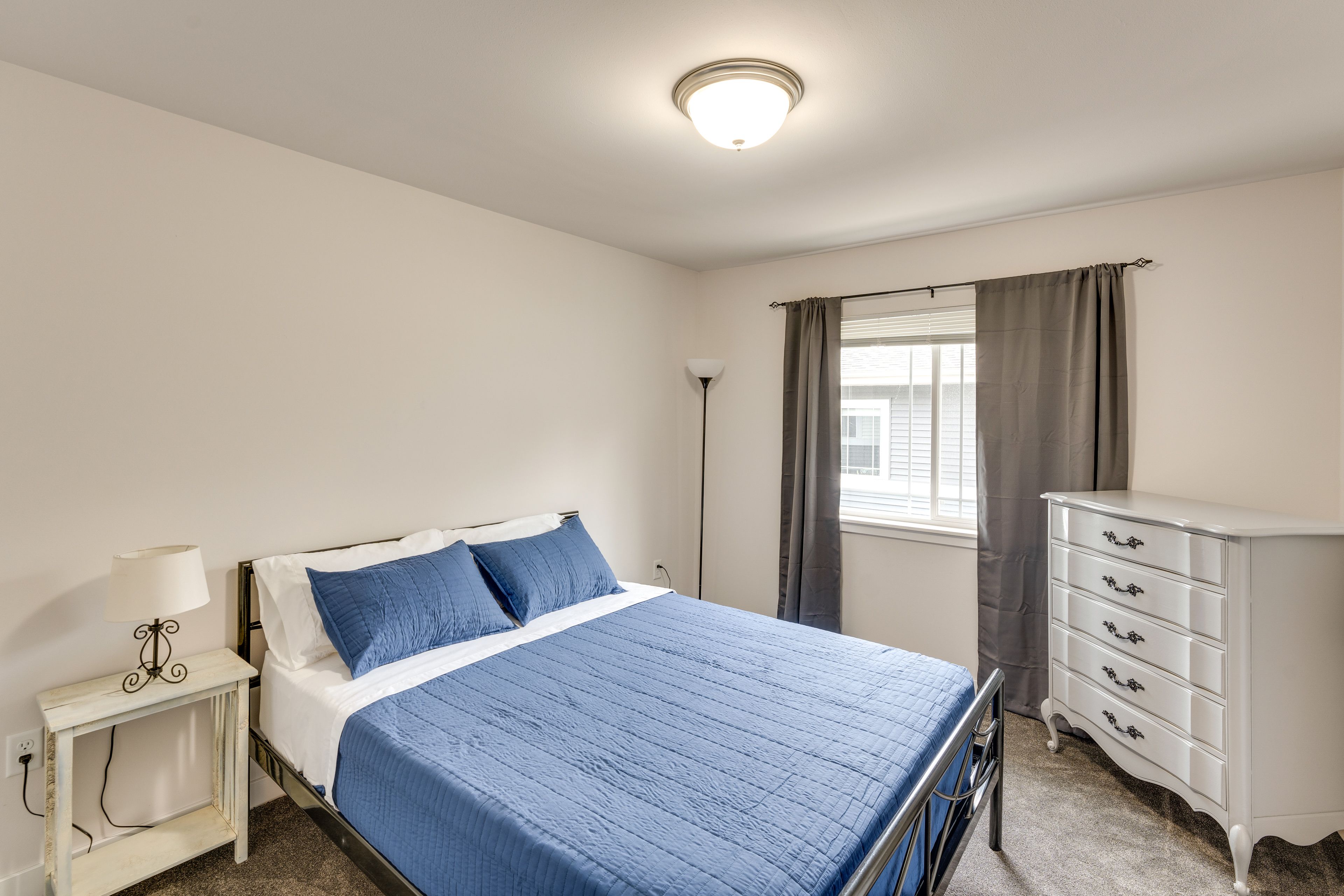 Bedroom 1 | Queen Bed